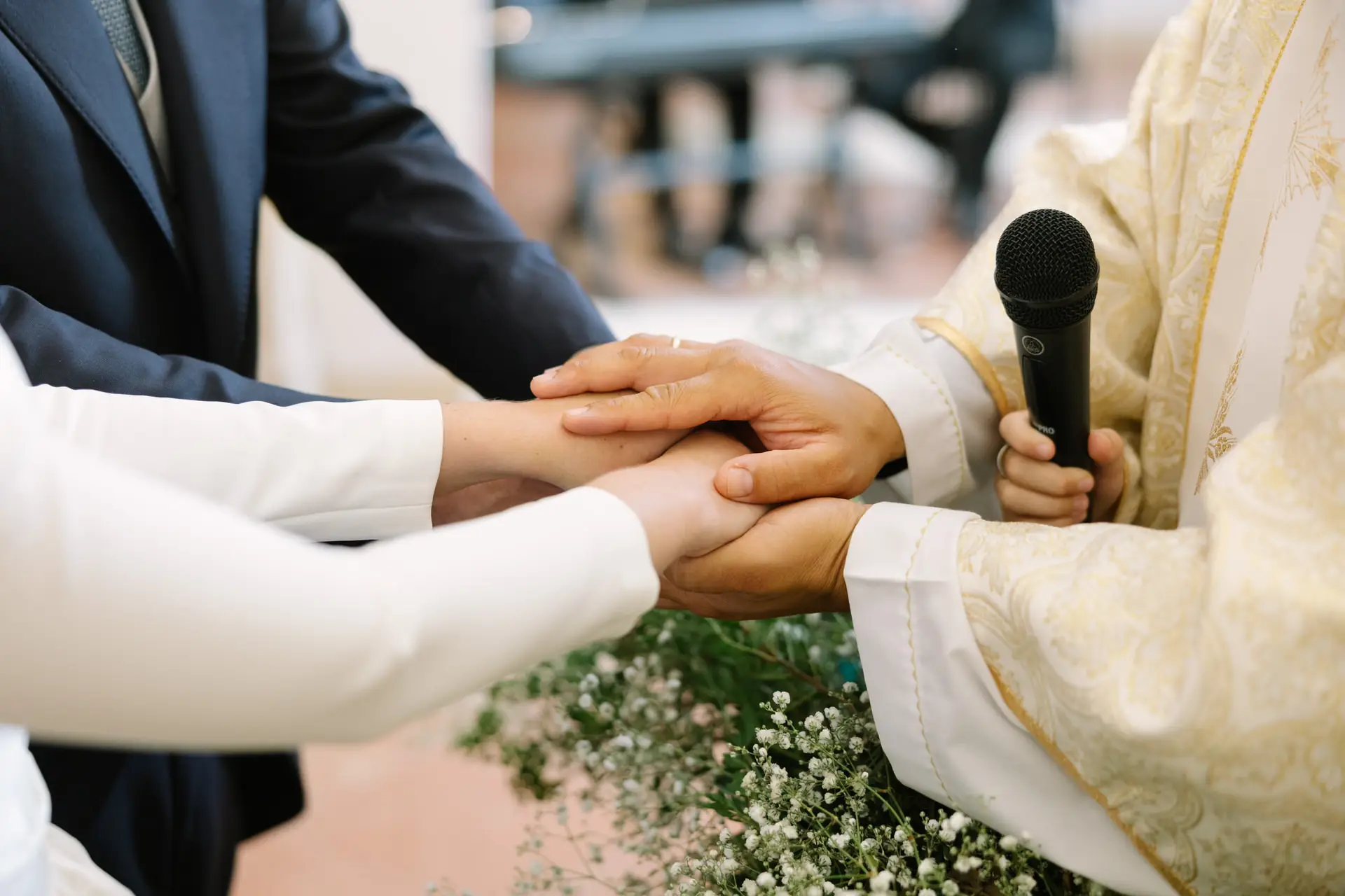 Detalle de las manos de los novios unidas por el sacerdote, en Jerez de los Caballeros