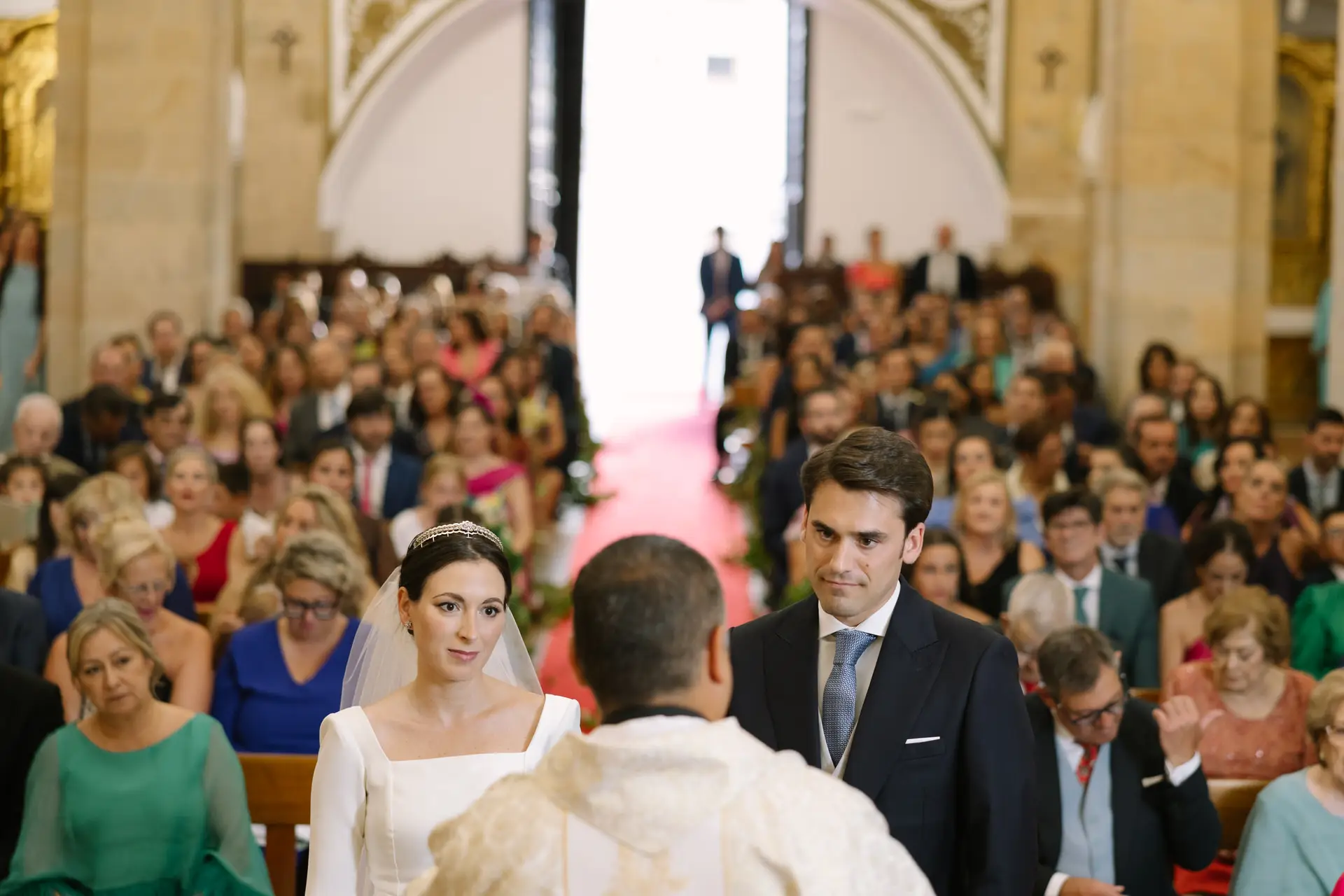 Invitados en los bancos de la iglesia durante la ceremonia, en Jerez de los Caballeros