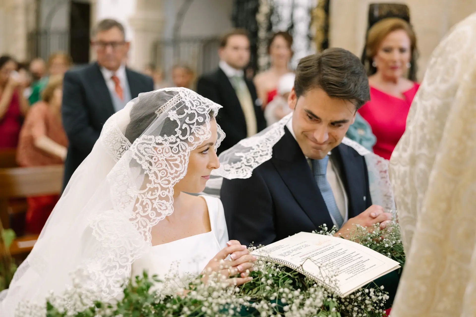 Laura y José Carlos firman con el velo de encaje sobre los hombros, en Jerez de los Caballeros