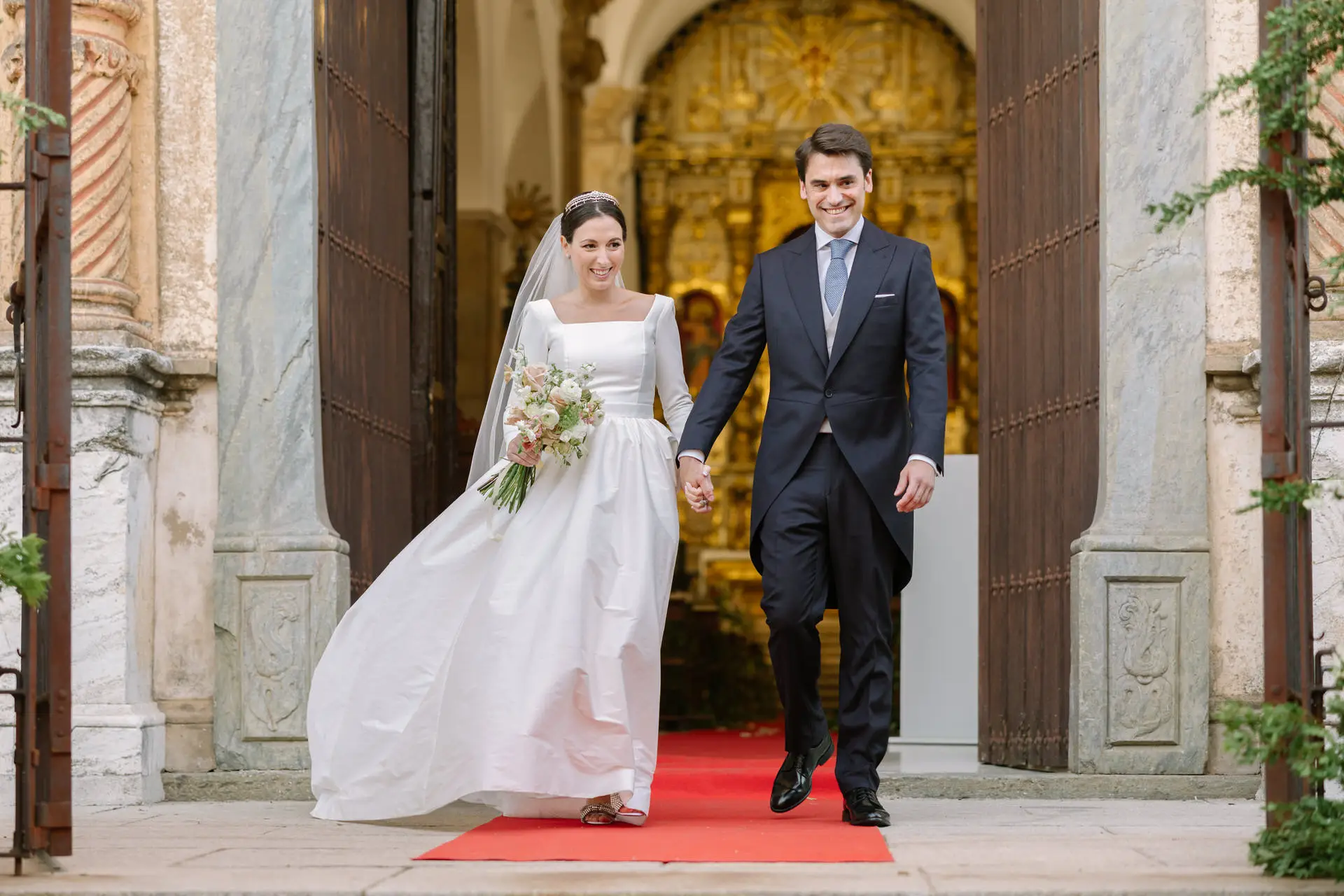 Laura y José Carlos salen de la iglesia de la mano, en Jerez de los Caballeros