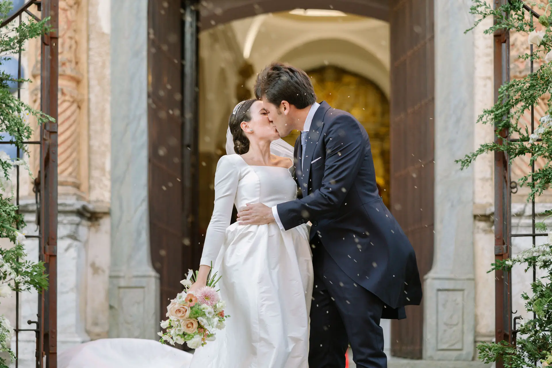 Beso de los novios en la puerta de la iglesia, en Jerez de los Caballeros