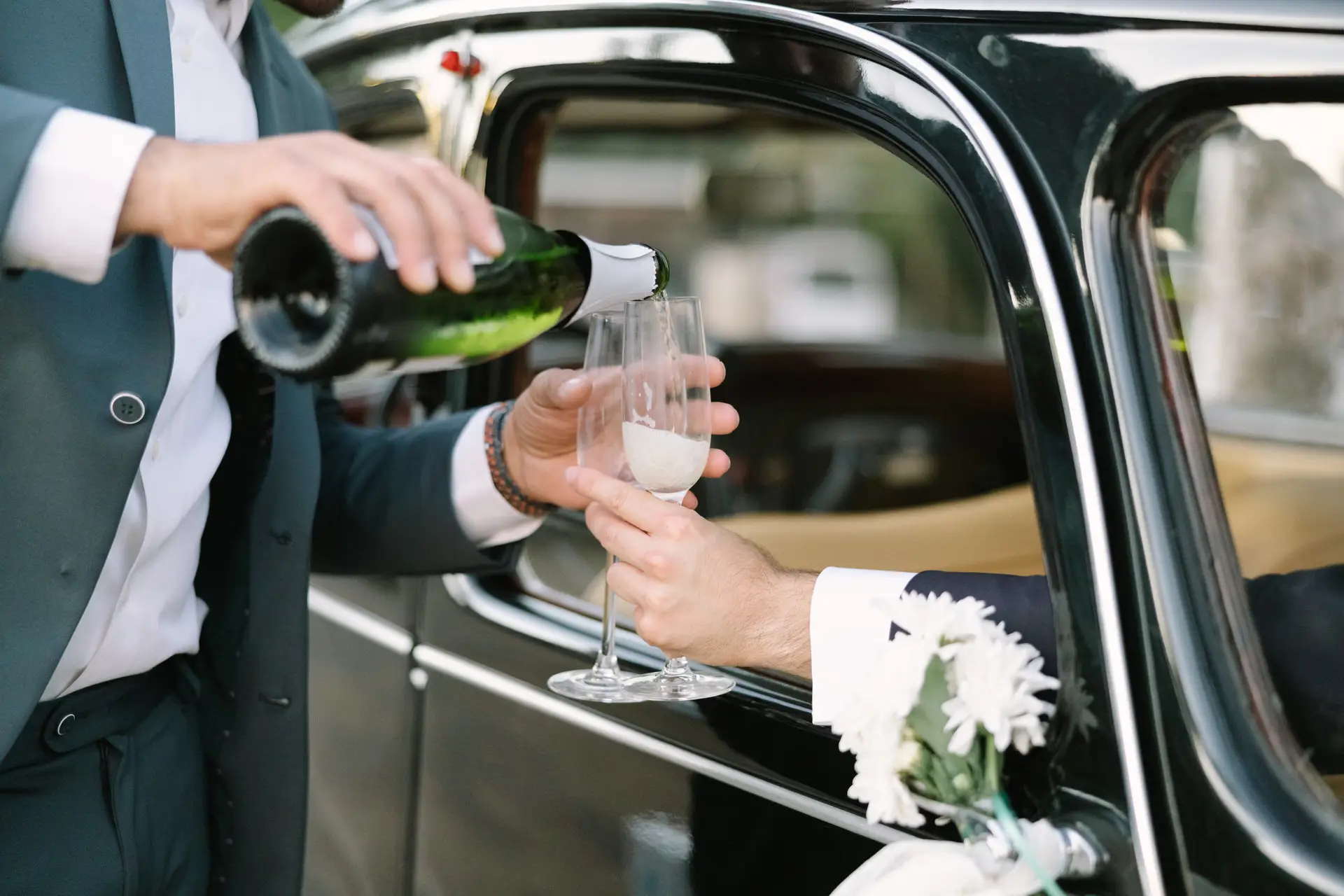 Sirven cava a los novios dentro del coche clásico, en Jerez de los Caballeros
