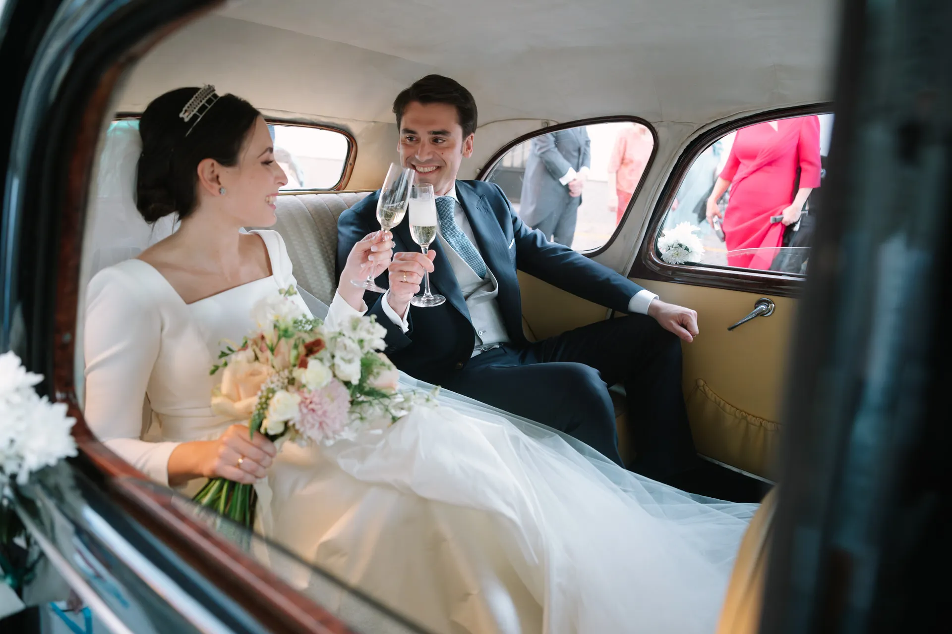 Laura y José Carlos brindan en el coche clásico