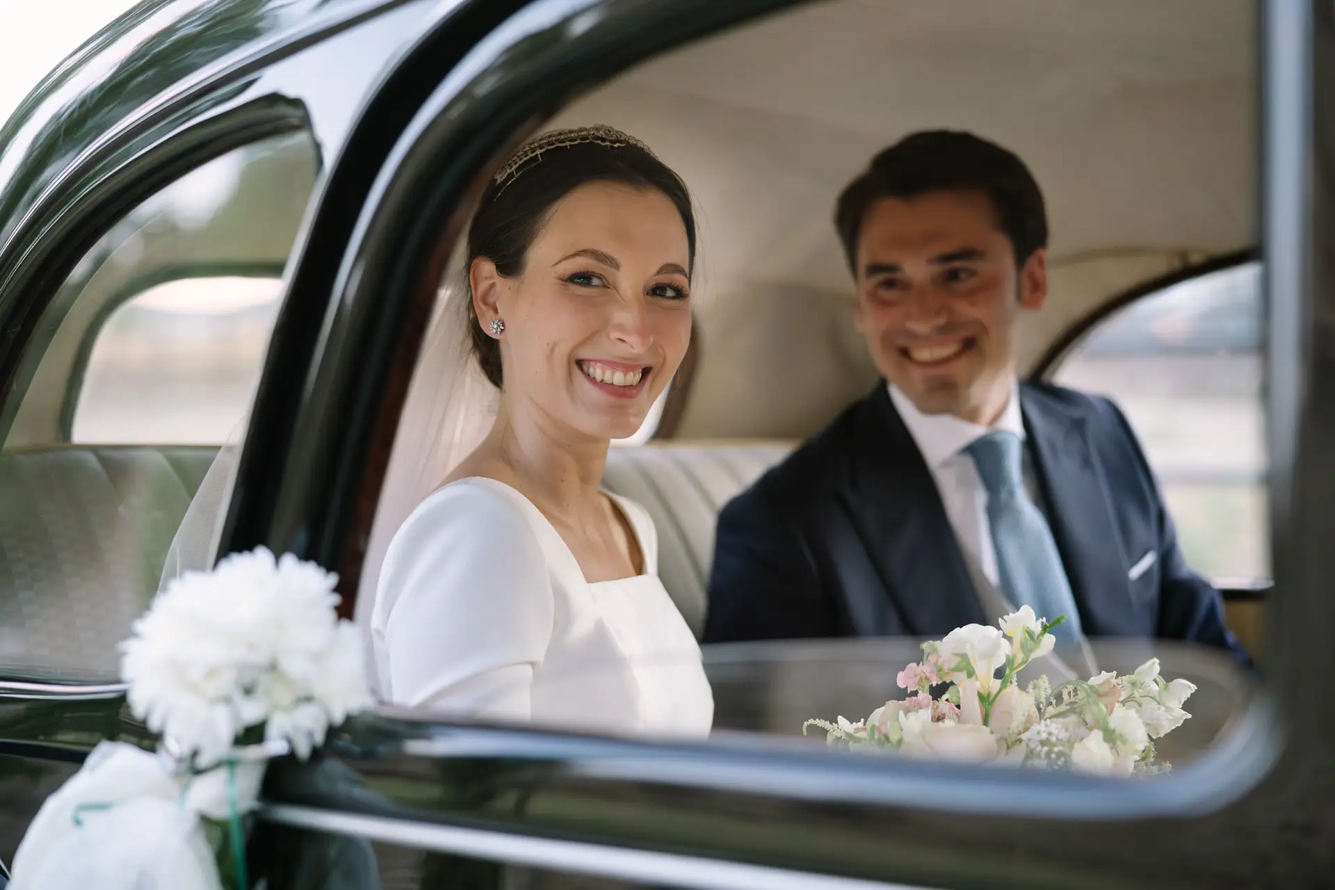 Laura y José Carlos sonríen dentro del coche, en Jerez de los Caballeros