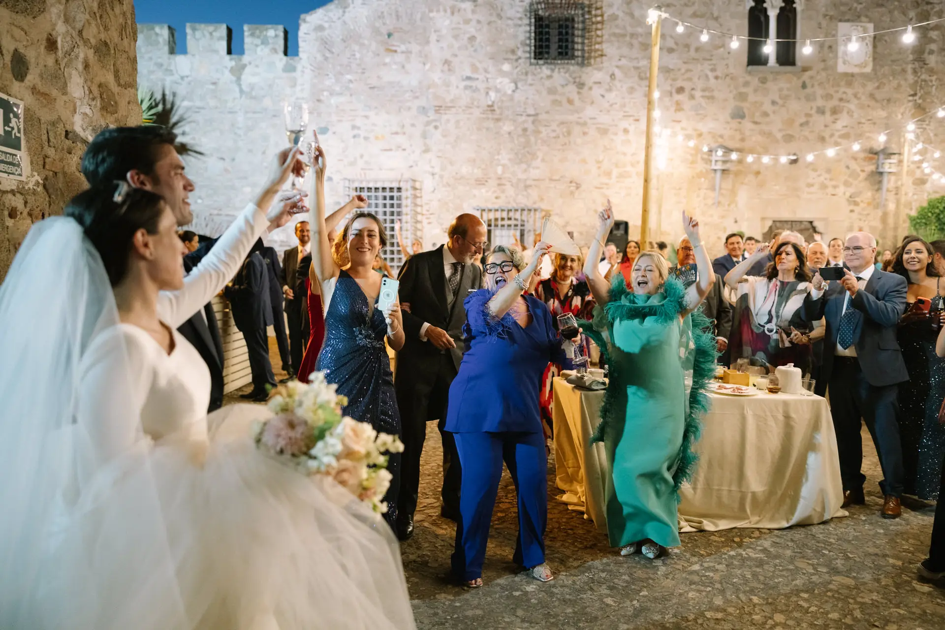 Laura entra a la cena entre los invitados que celebran, en Jerez de los Caballeros