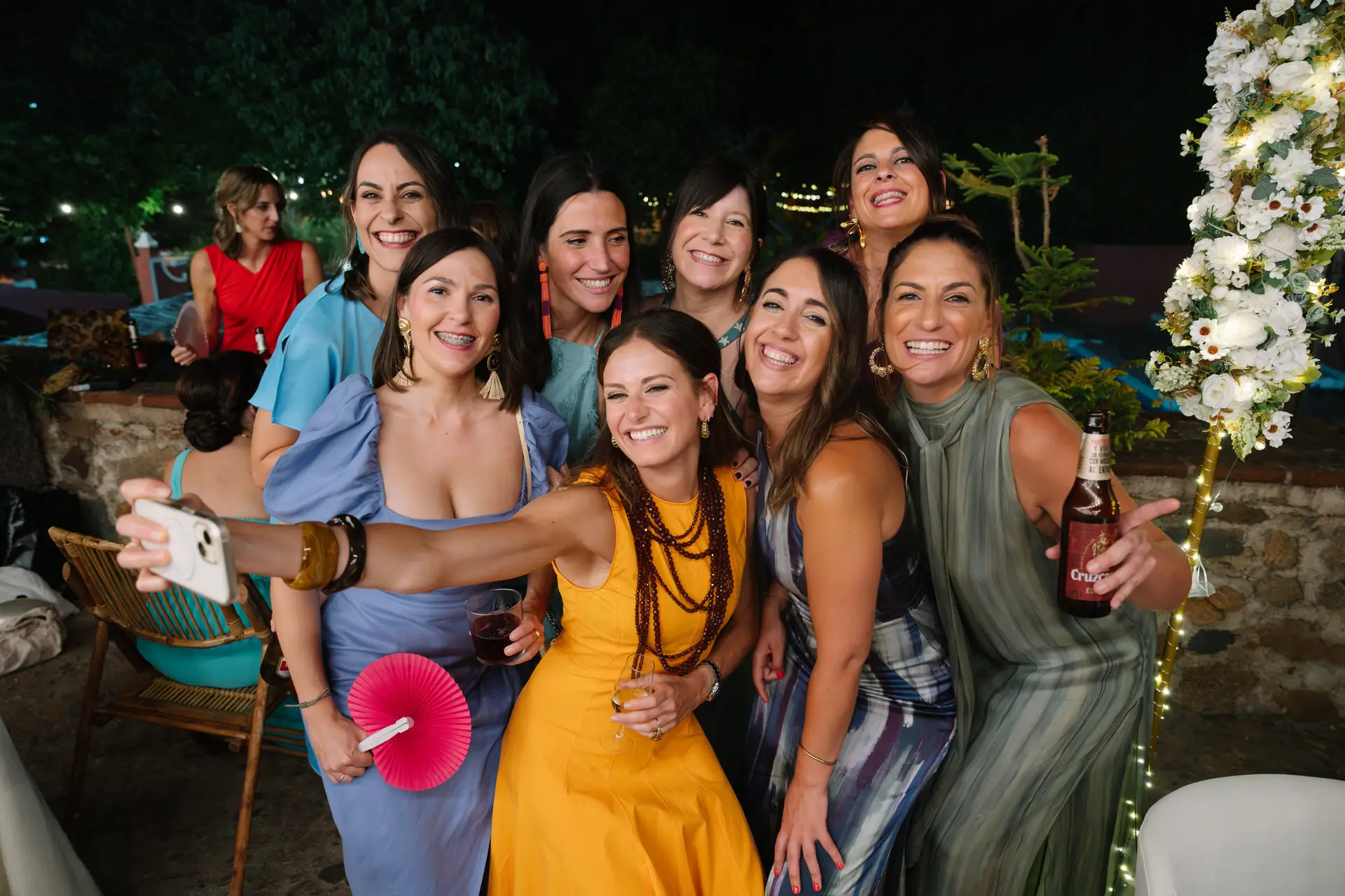 Selfi de un grupo de invitadas en la fiesta, en Jerez de los Caballeros
