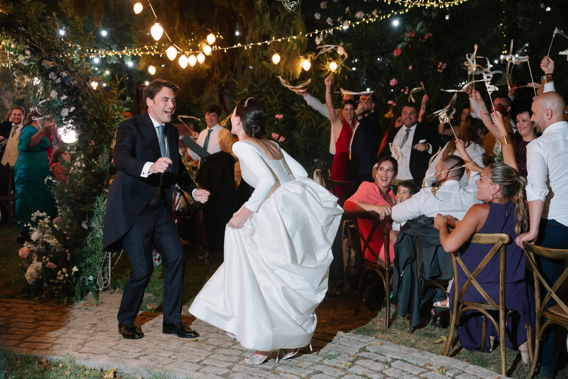 Los novios entran al banquete entre servilletas al aire, en Jerez de los Caballeros