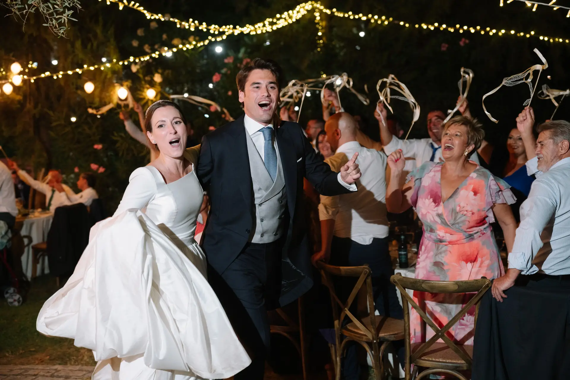 Laura y José Carlos celebran su entrada entre los invitados, en Jerez de los Caballeros