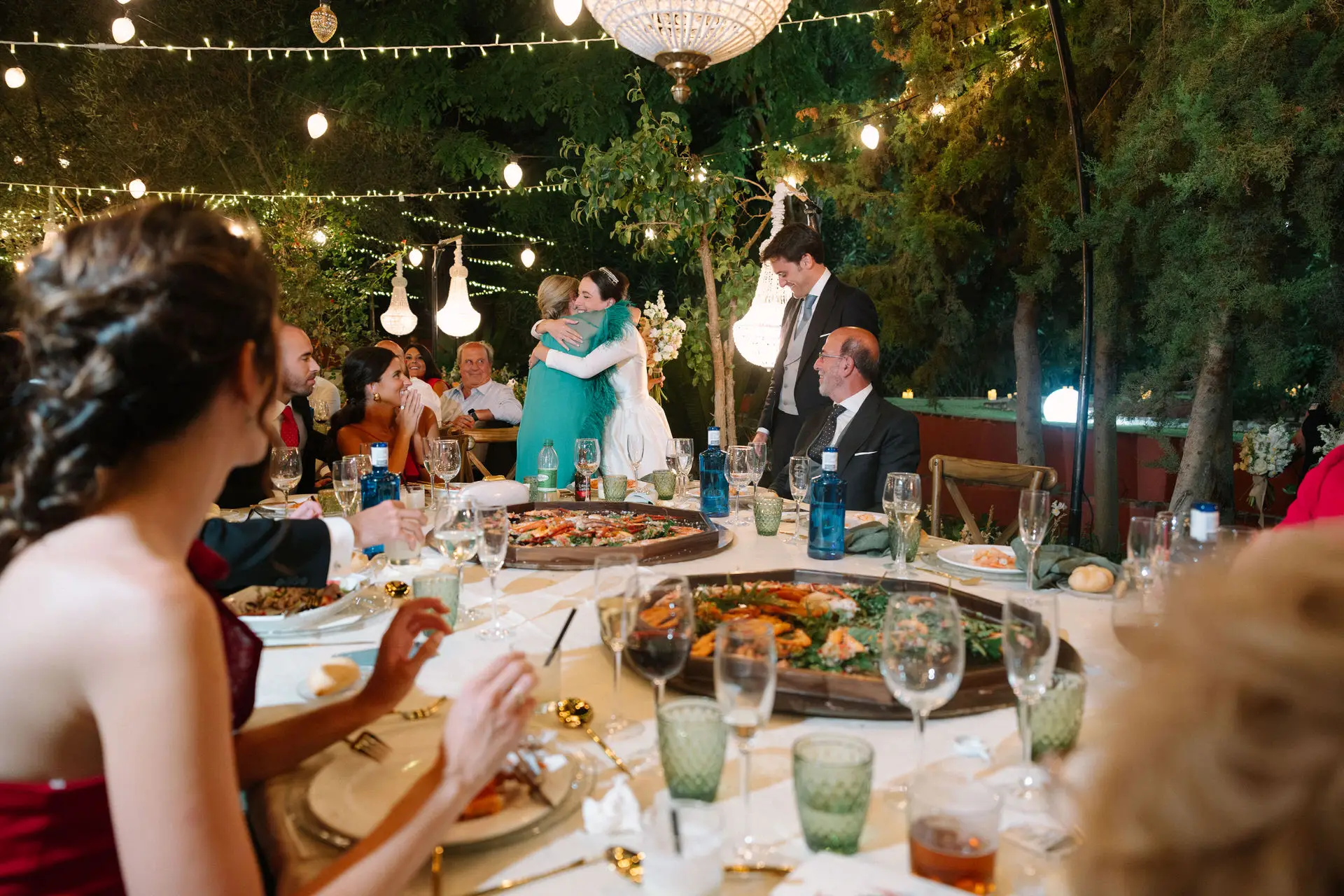 Mesa del banquete con invitados durante la cena, en Jerez de los Caballeros