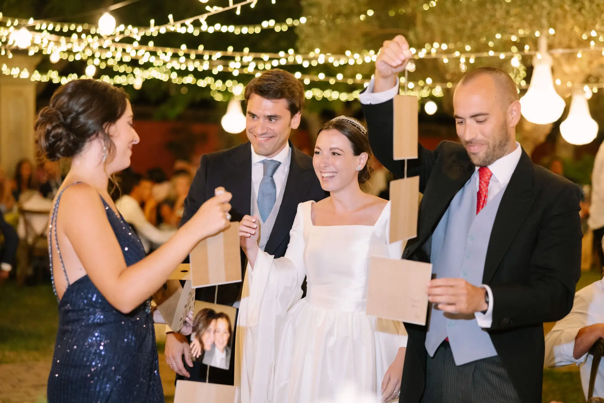 Los novios reciben un regalo de sus amigos, en Jerez de los Caballeros
