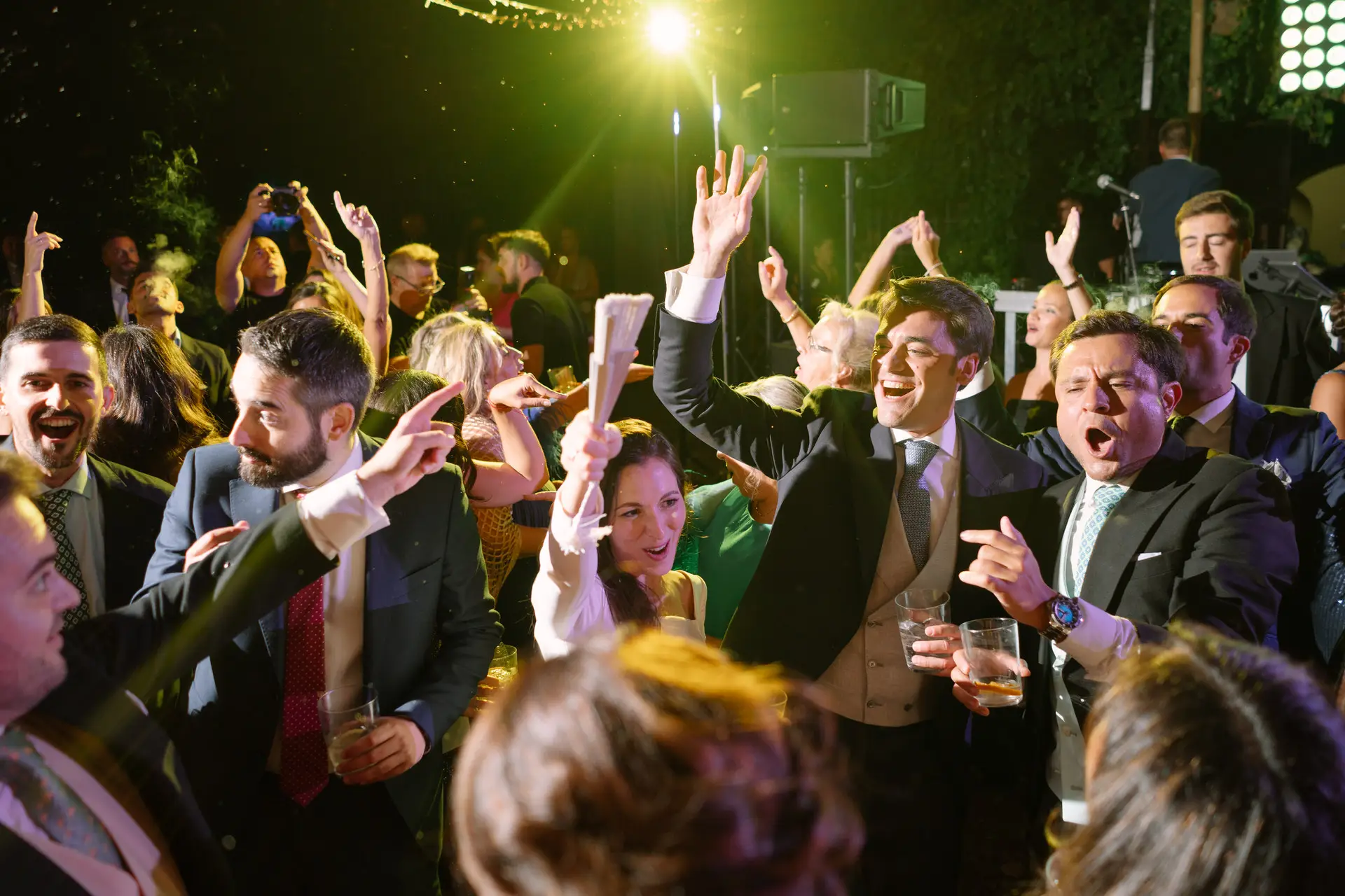 Amigos de los novios cantan eufóricos en la pista, en Jerez de los Caballeros