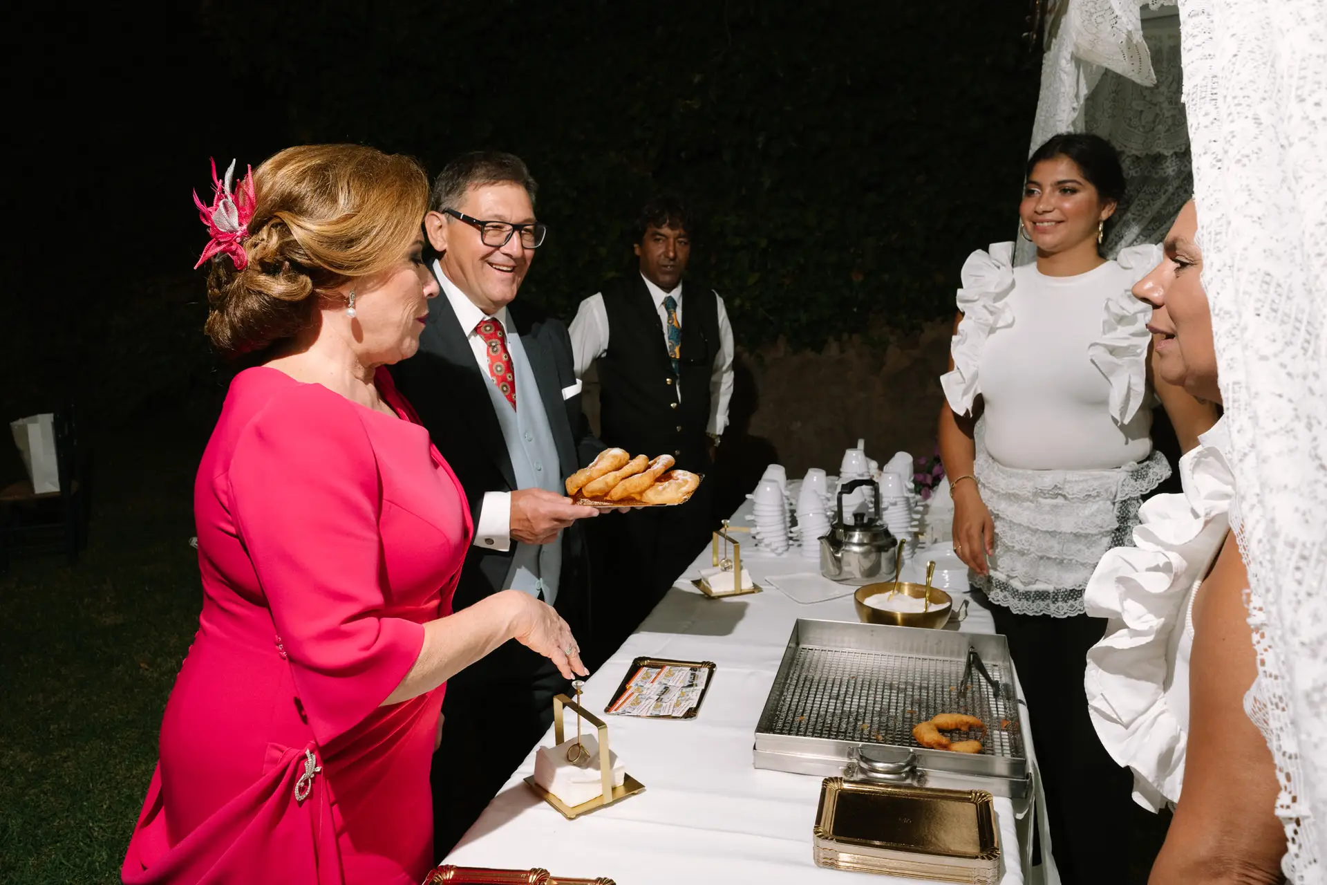 Invitados se sirven en la mesa de la recena en el jardín, en Jerez de los Caballeros