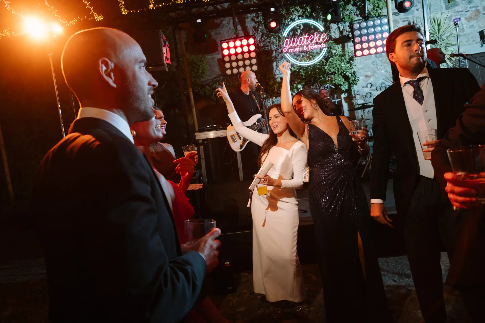 Laura baila con sus invitadas bajo las luces de la fiesta, en Jerez de los Caballeros