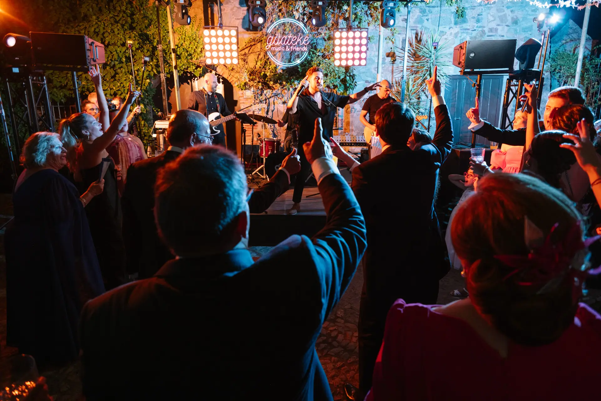 Invitados bailan ante el escenario en el jardín del Castillo de Toriñuelo