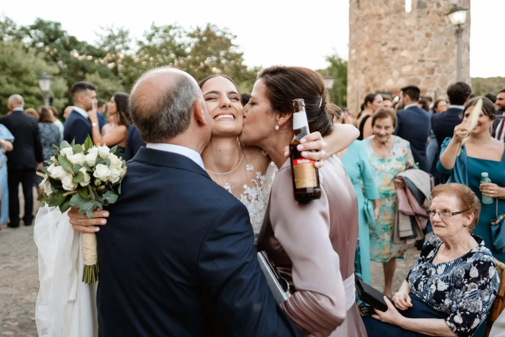 Un familiar besa a Rocío entre los invitados, en Jerez de los Caballeros