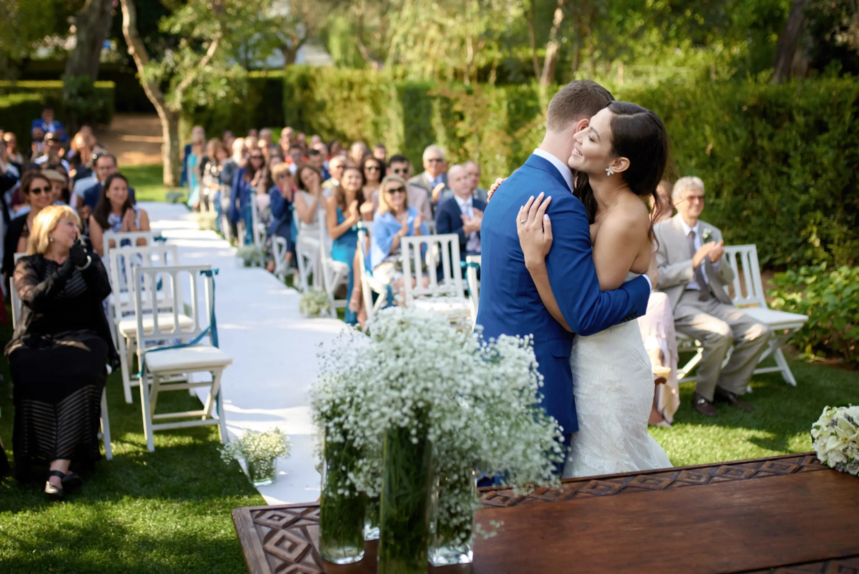 Los novios se abrazan en una ceremonia al aire libre con paniculata