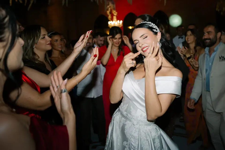 La novia baila rodeada de invitadas