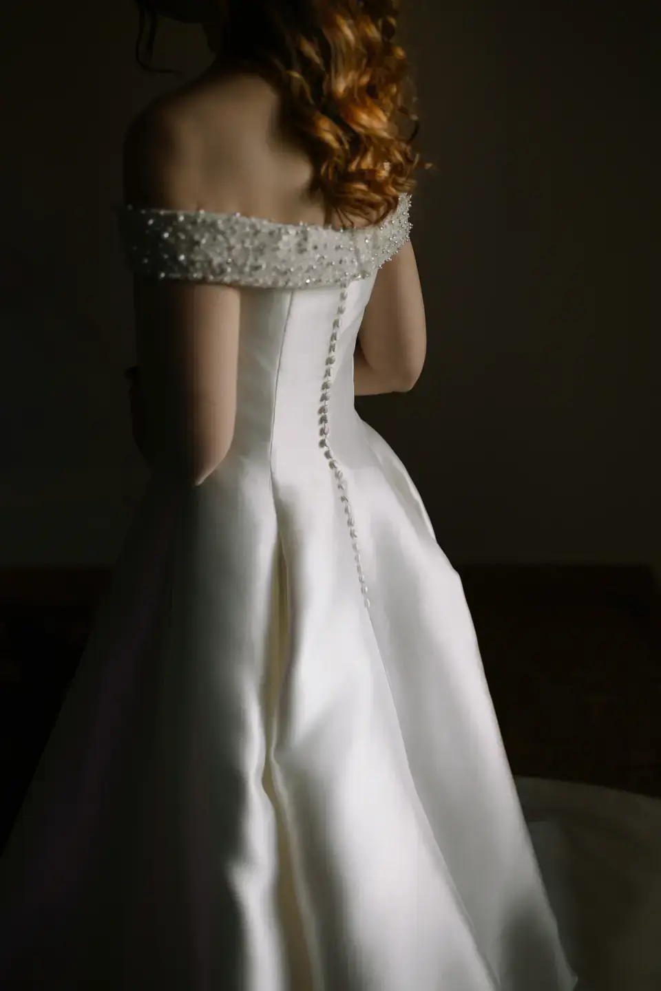 Espalda del vestido de novia con botones de raso