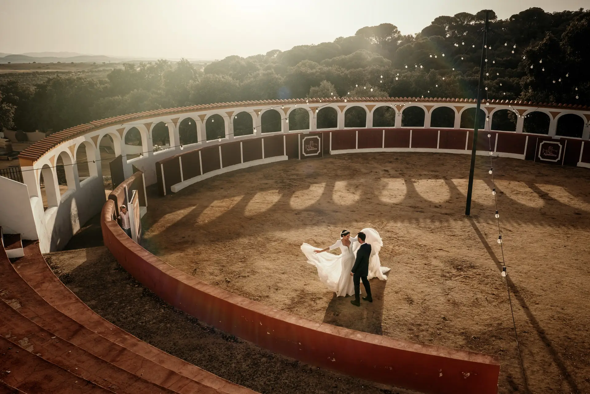 Los novios en la plaza de toros de la Finca Aguasanta al atardecer