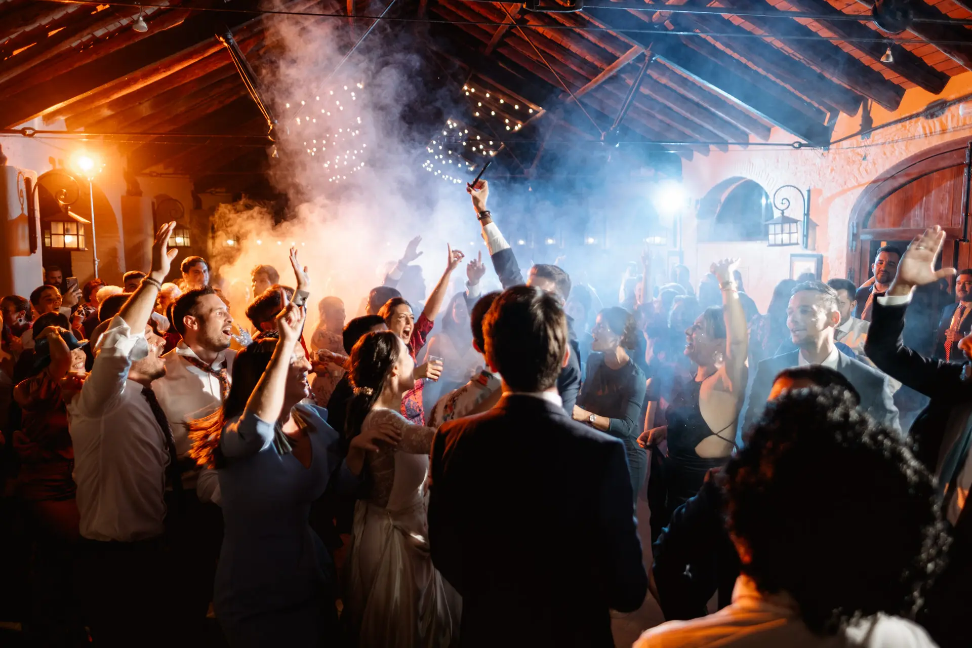 La fiesta de noche con humo y luces en Finca La Albuera