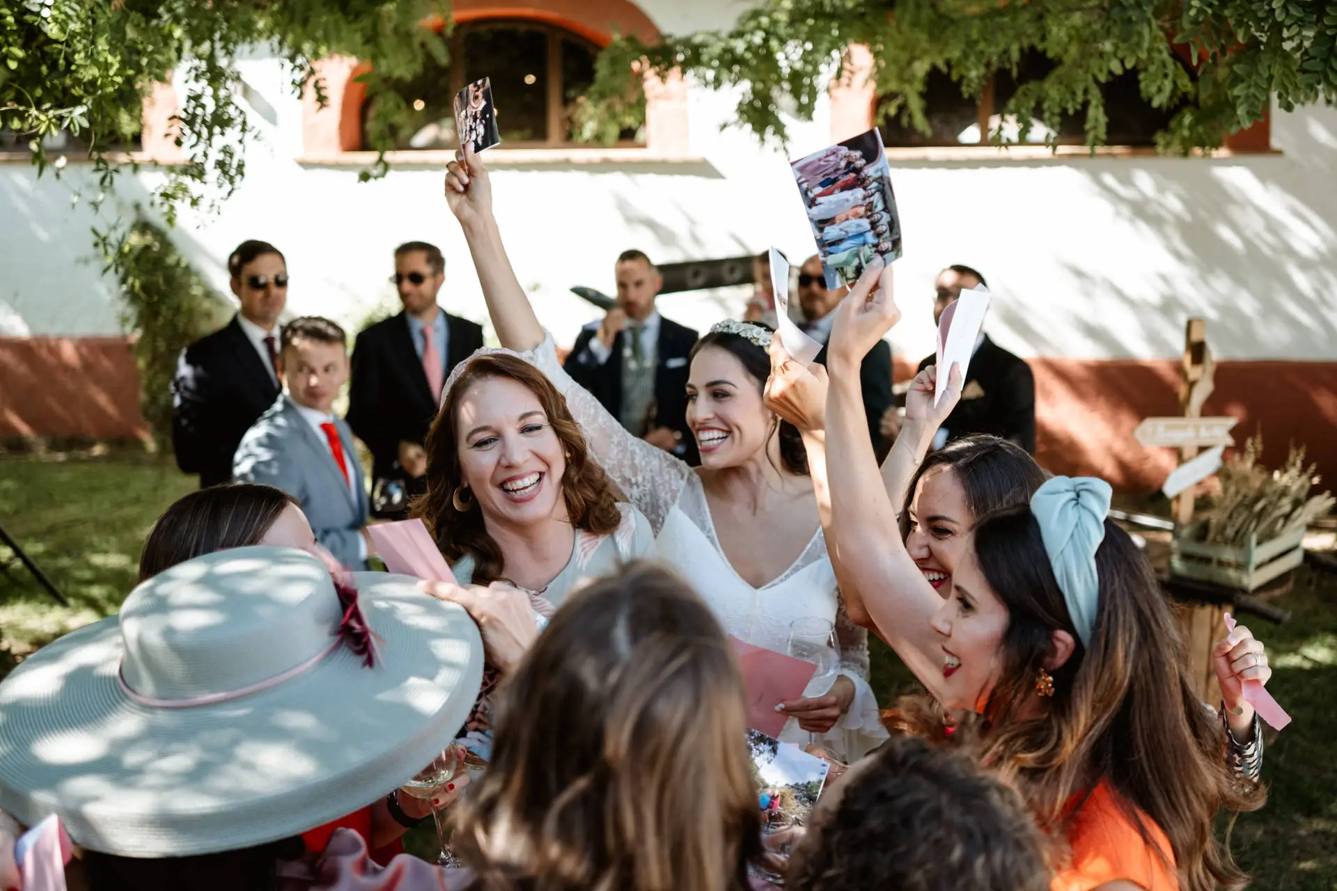 Las amigas de la novia celebran sus regalos en el jardín, en Mérida