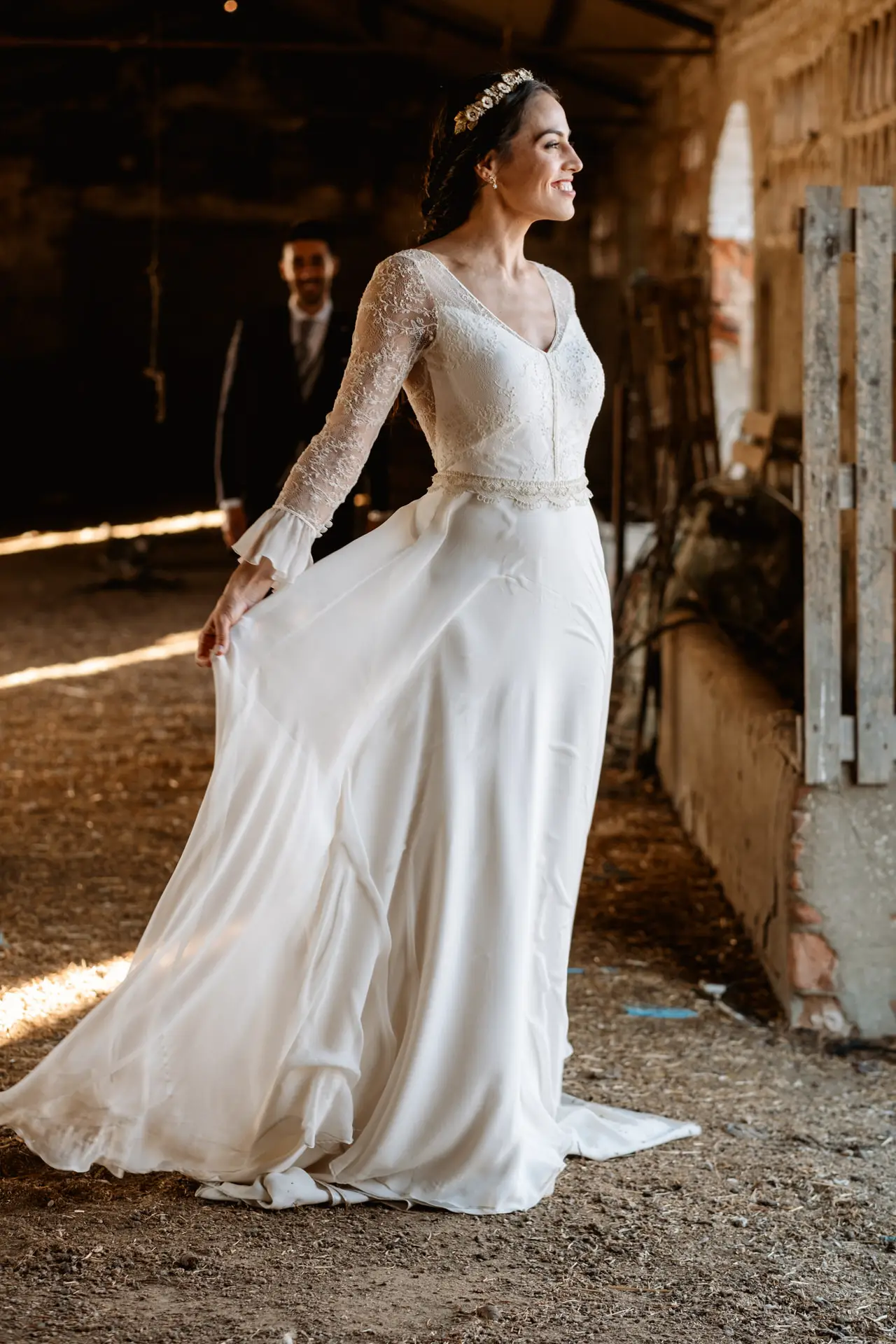 La novia con el vestido de encaje en el granero de la finca, en Mérida