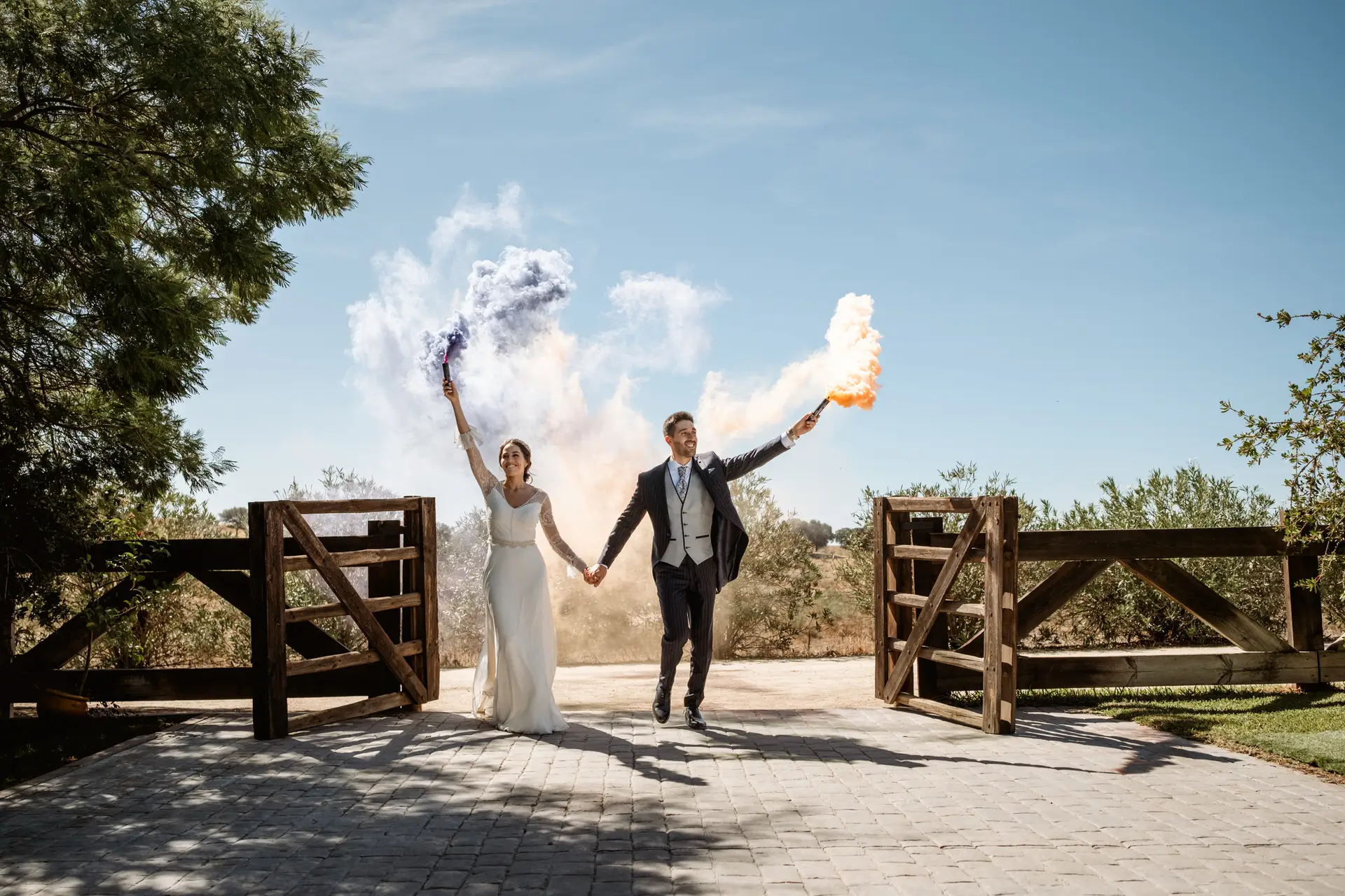 Los novios entran en Finca La Albuera con bengalas de humo de colores