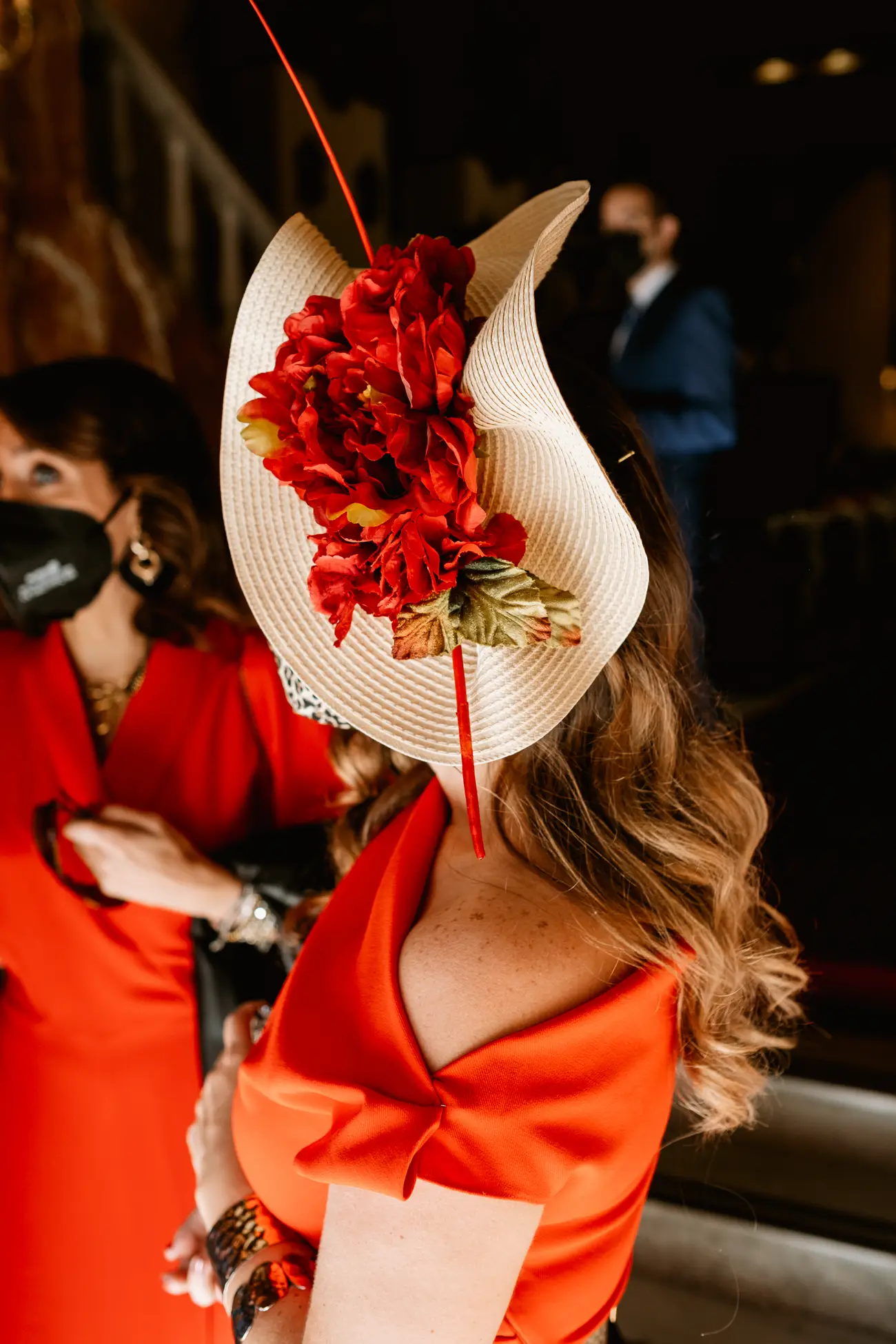 Una invitada con tocado de flores rojas, en el Lavadero de Lanas (Mérida)