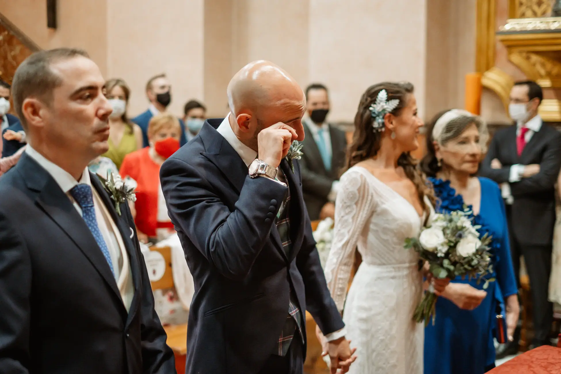 El novio se emociona al ver llegar a la novia al altar