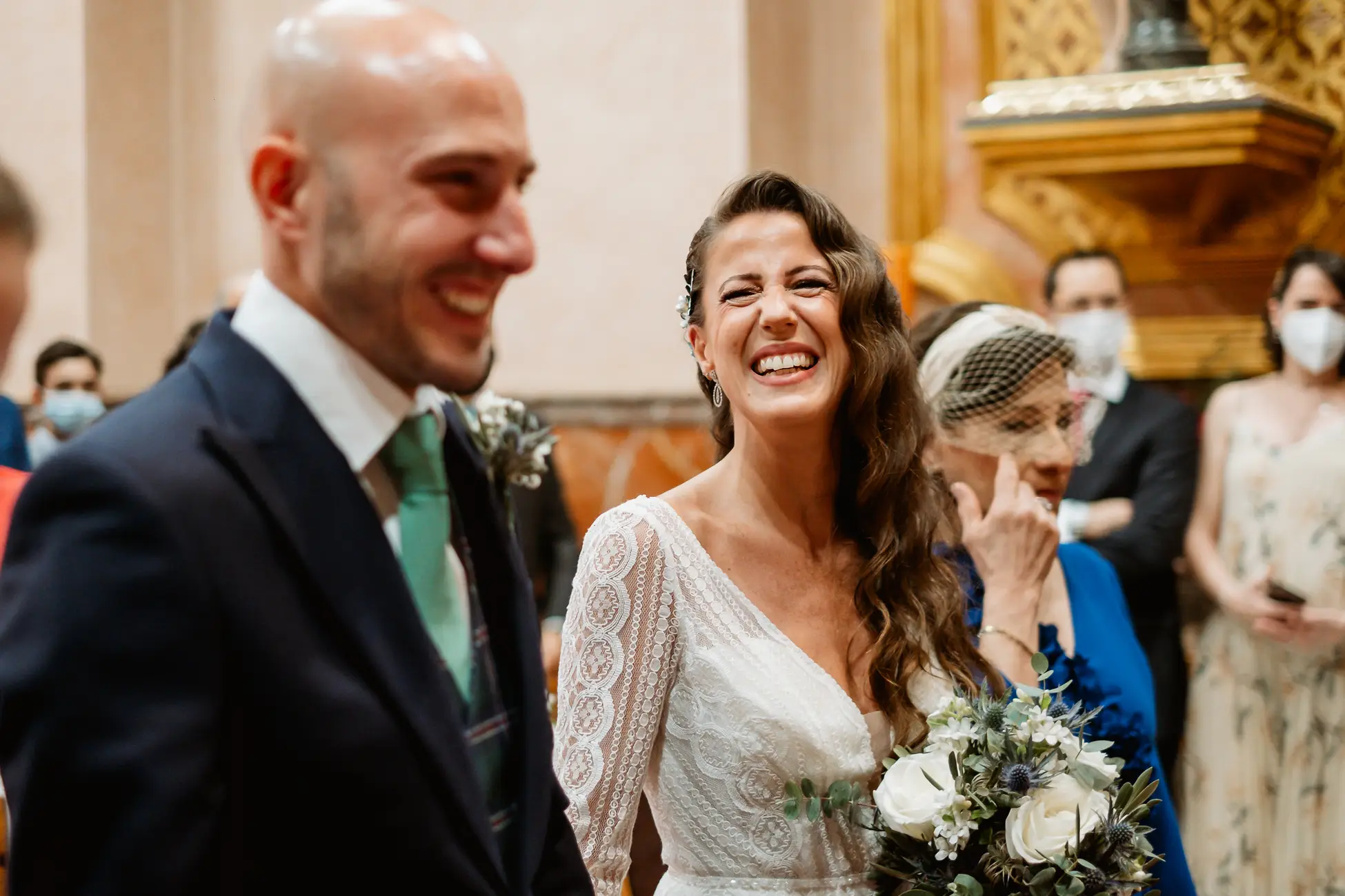 Los novios ríen juntos en el altar