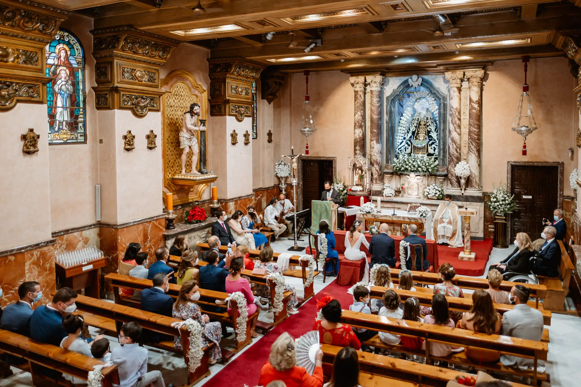 La iglesia llena de invitados durante la ceremonia