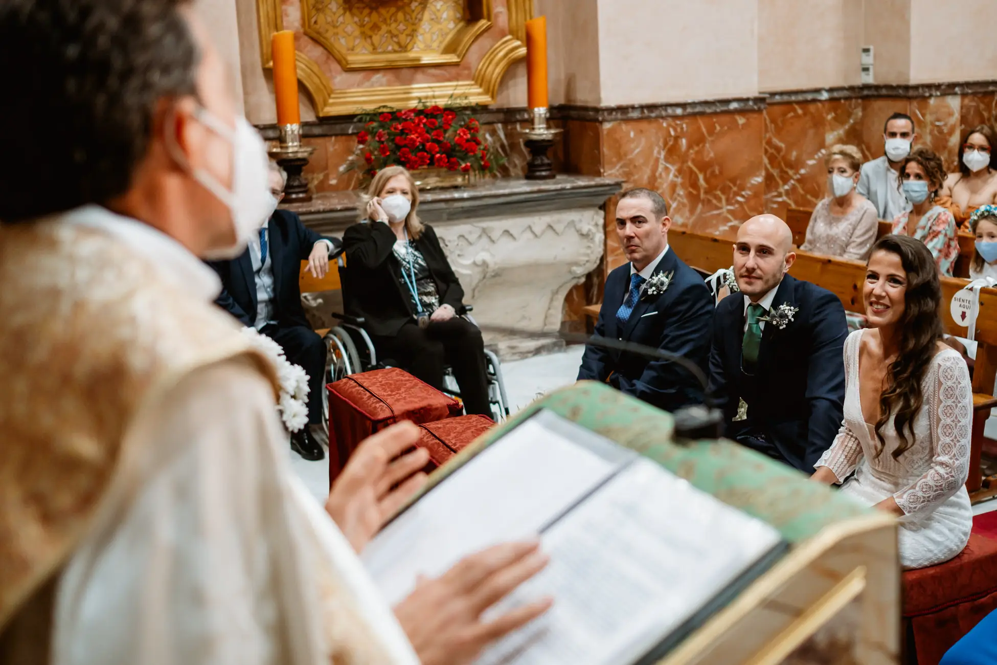 El sacerdote lee durante la ceremonia en la iglesia