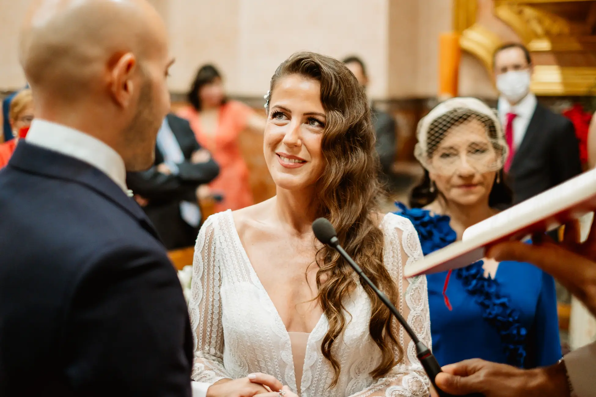 La novia escucha emocionada las lecturas en el altar
