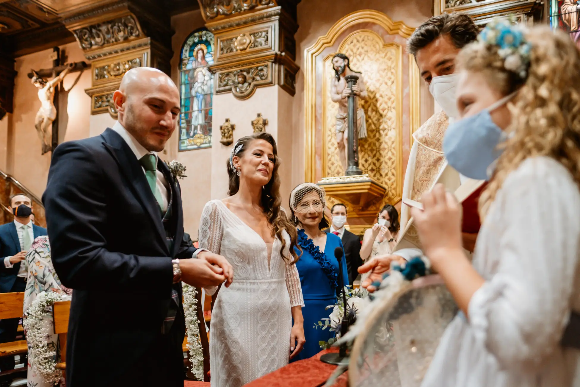 Una niña lleva una cesta al altar