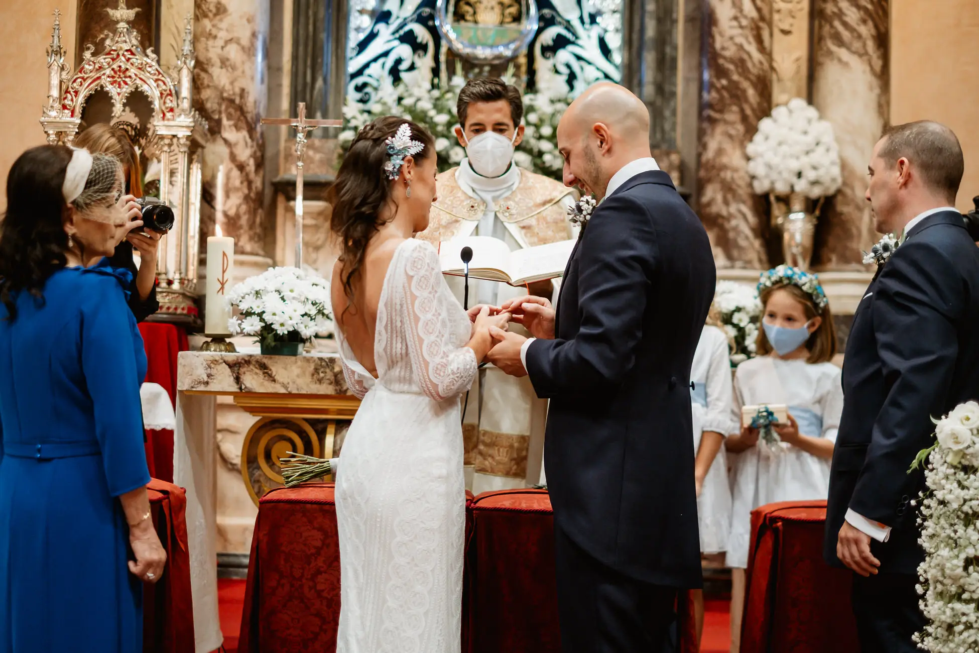Los novios intercambian los anillos en el altar
