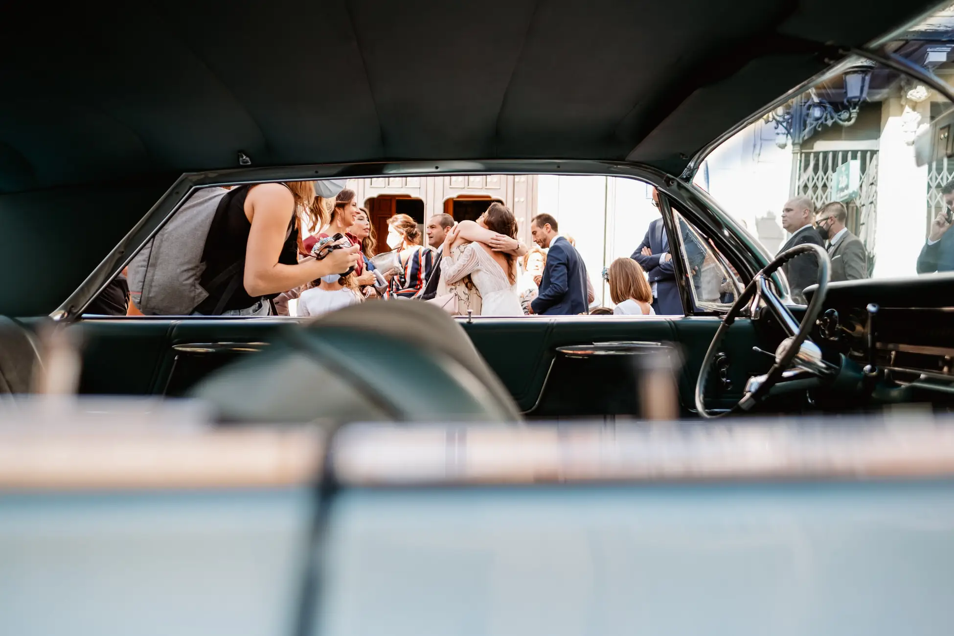 Los invitados vistos a través del parabrisas del coche clásico