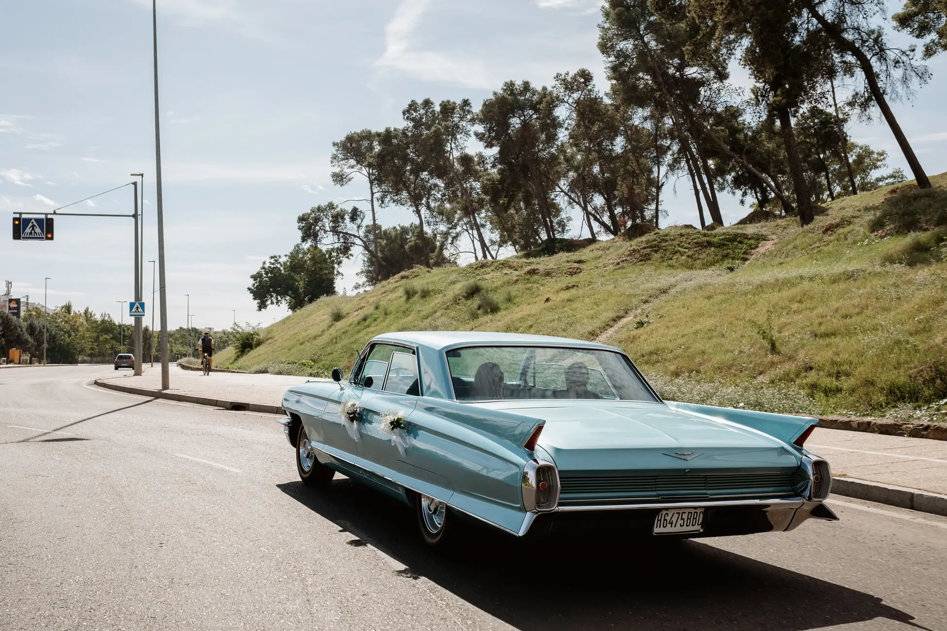El coche clásico azul de los novios por la carretera