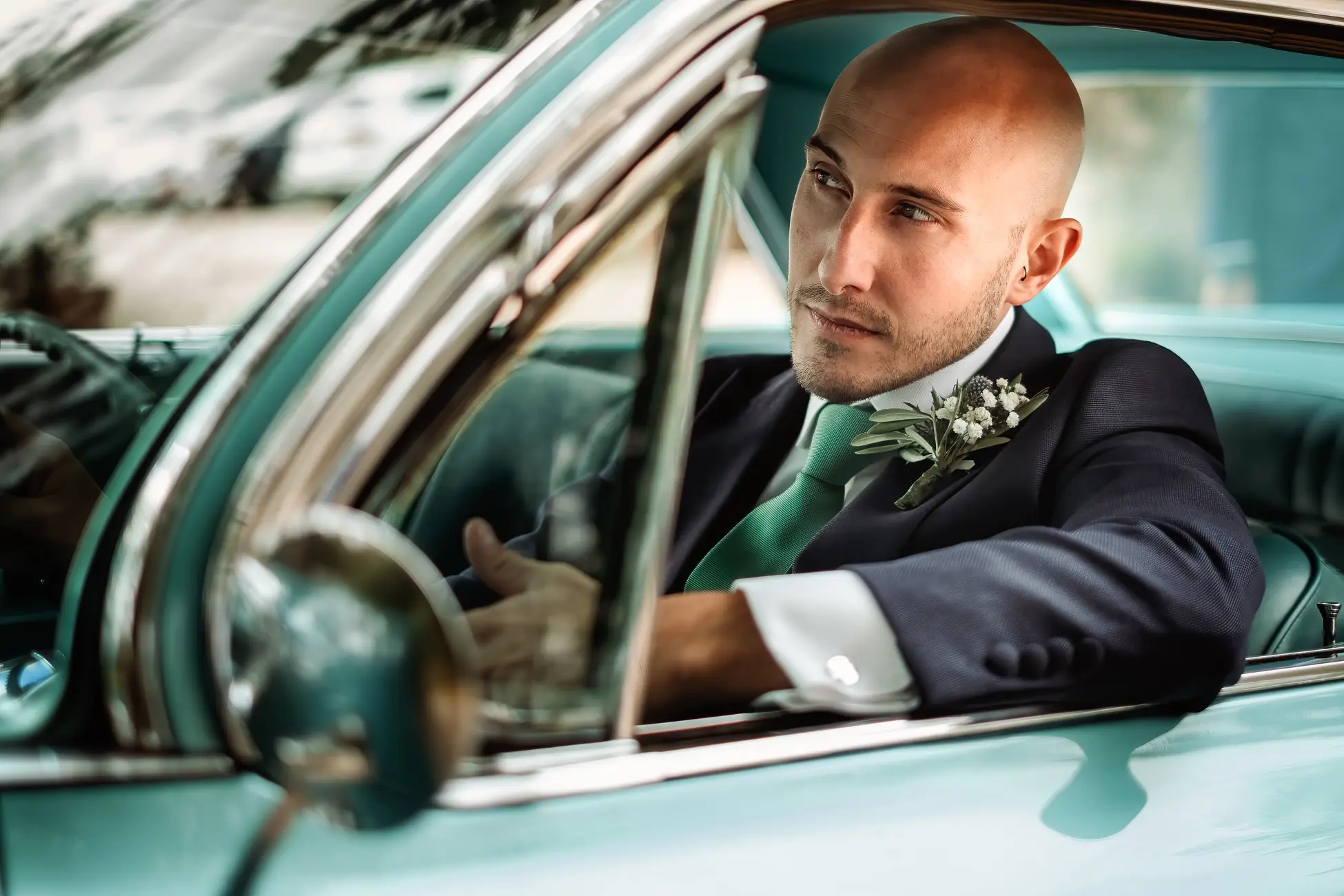 El novio al volante del coche clásico