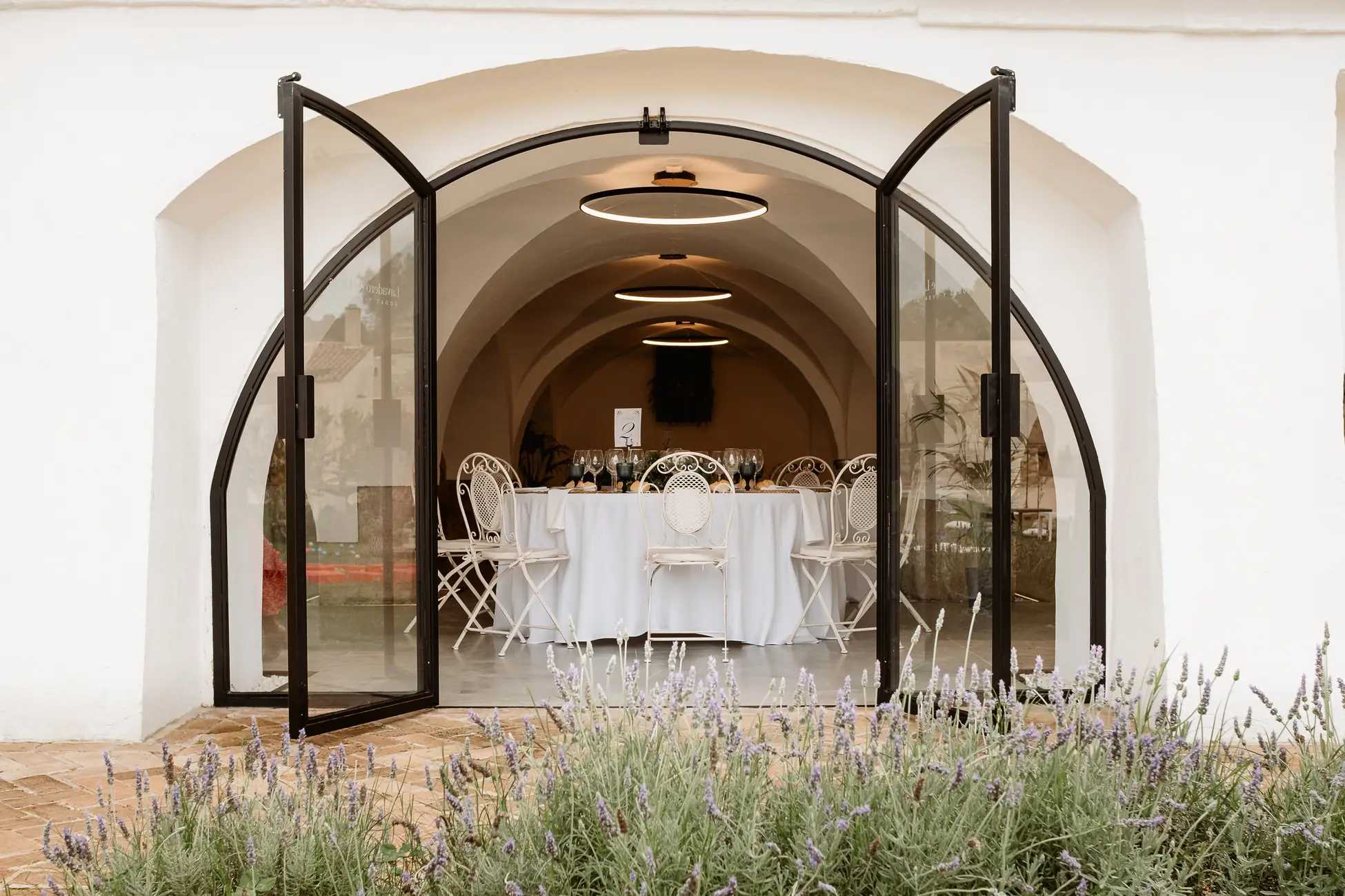 Puertas de cristal abiertas al salón abovedado, en el Lavadero de Lanas (Mérida)