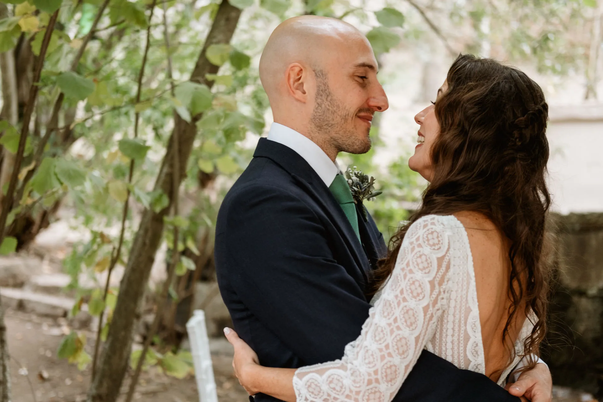 Los novios abrazados bajo los árboles del jardín, en el Lavadero de Lanas (Mérida)