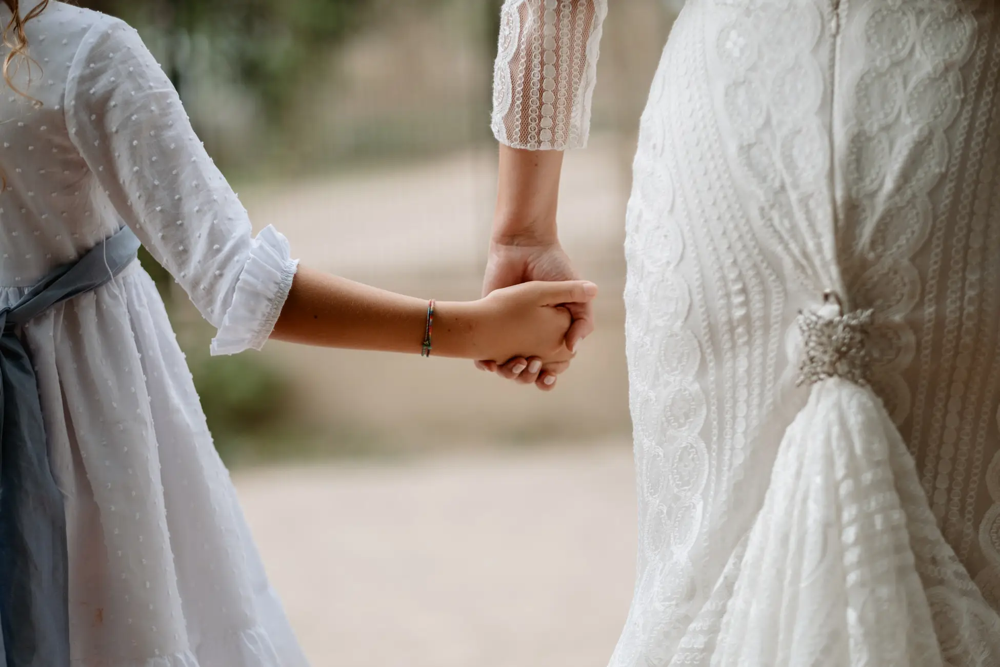 Una niña de la mano de la novia, en el Lavadero de Lanas (Mérida)