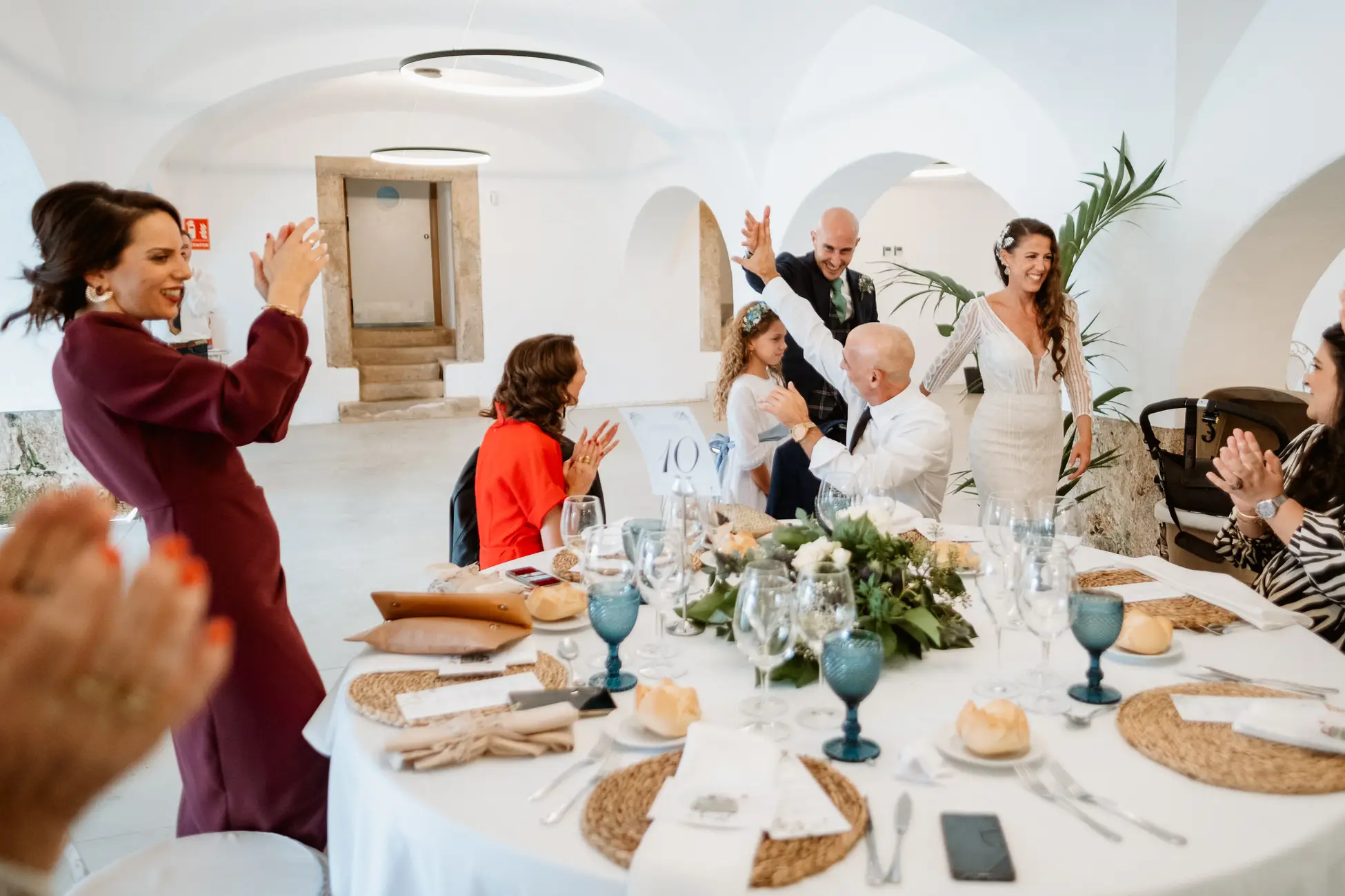 Invitados aplauden durante la comida, en el Lavadero de Lanas (Mérida)