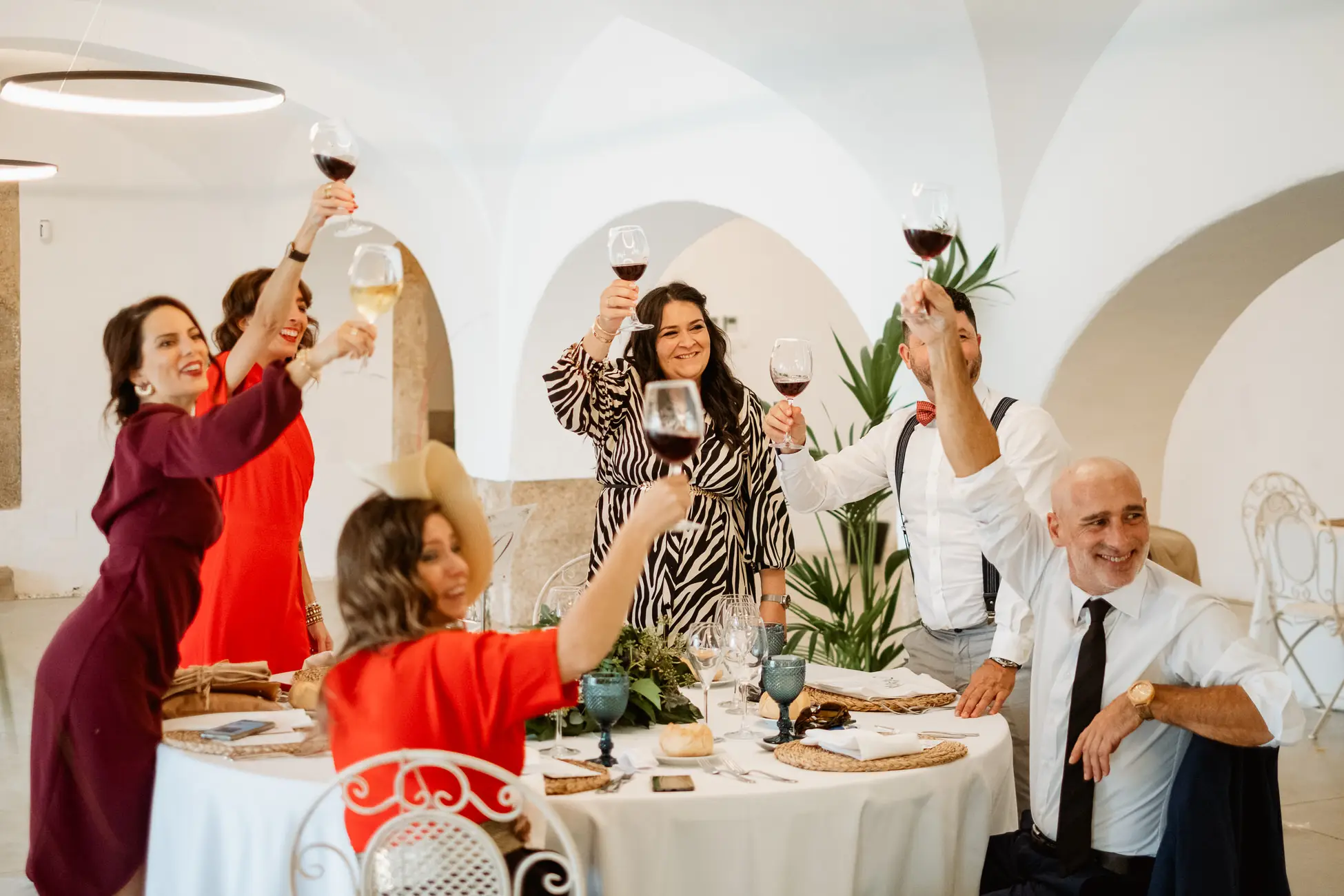 Invitados brindan con vino tinto en el salón, en el Lavadero de Lanas (Mérida)
