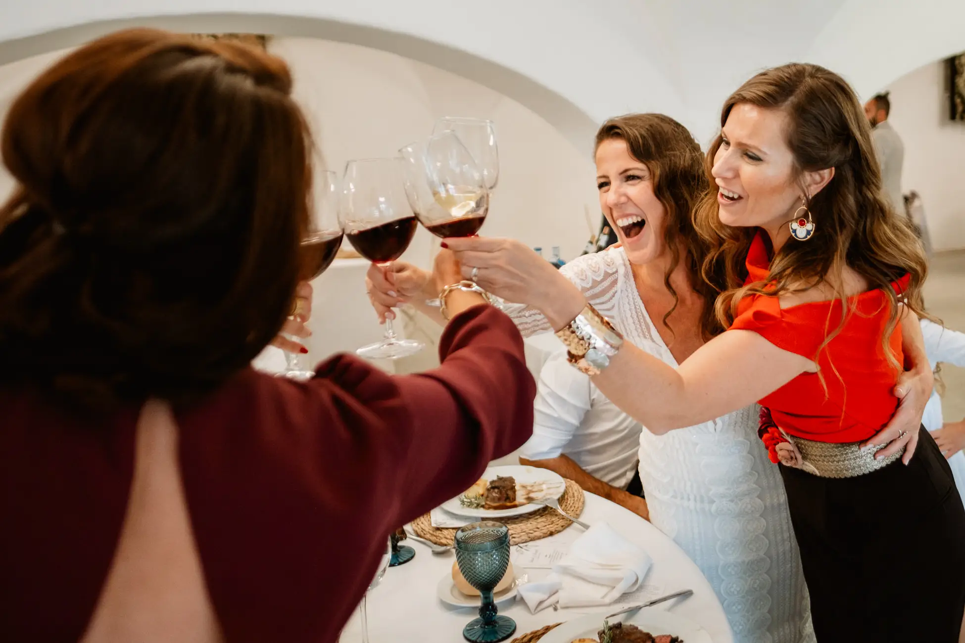 Brindis de invitadas con la novia, en el Lavadero de Lanas (Mérida)
