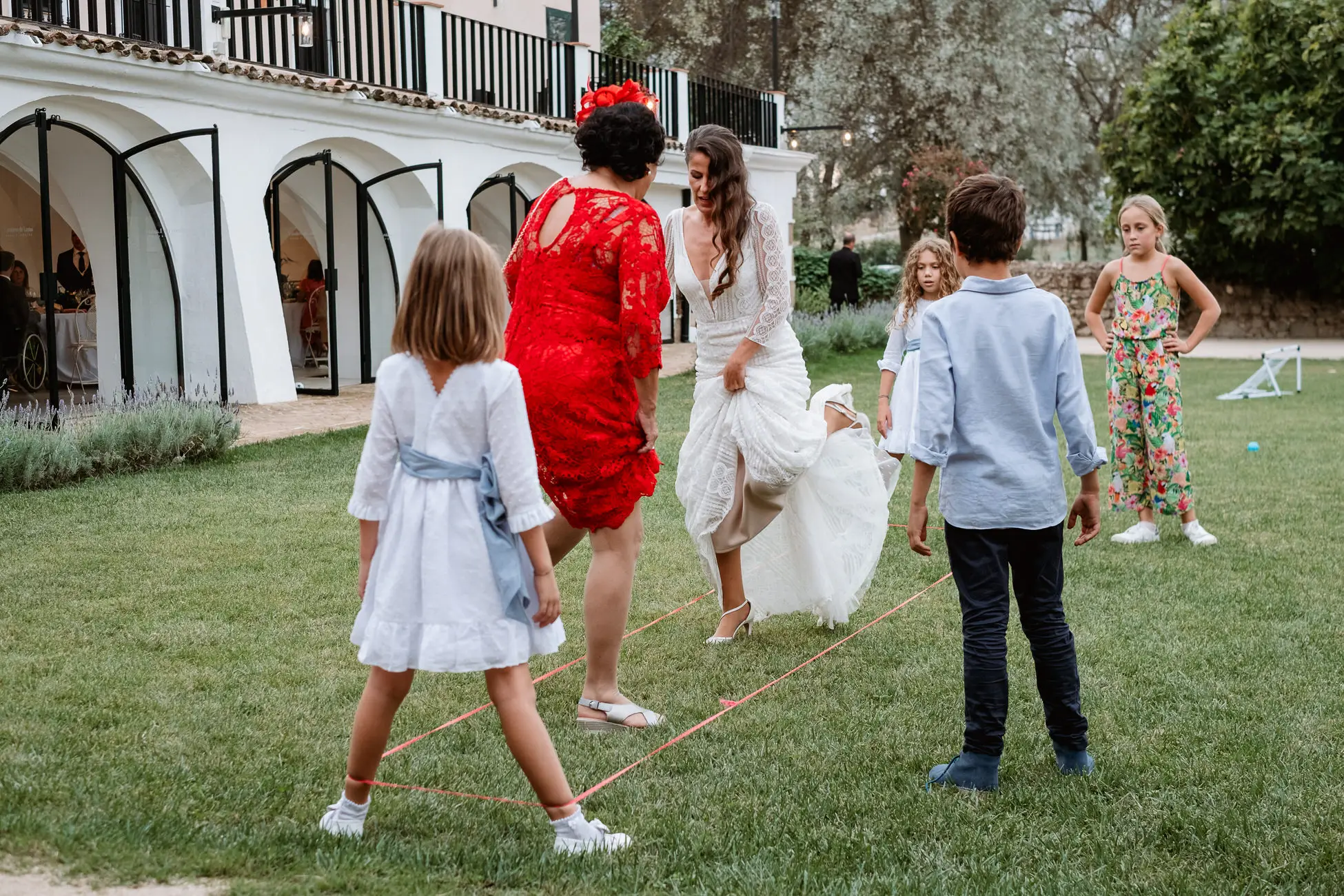 Niños juegan con la novia en el jardín, en el Lavadero de Lanas (Mérida)