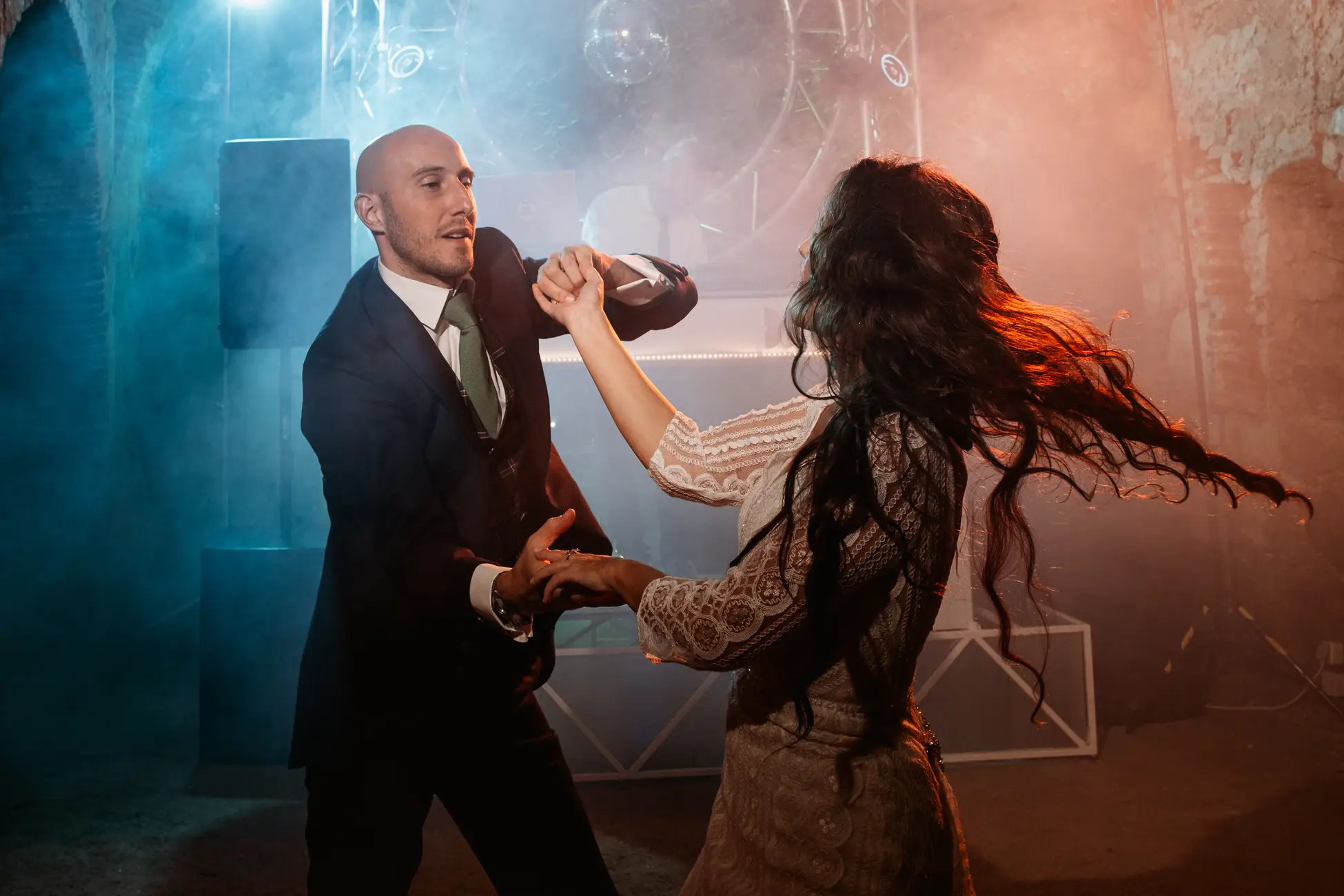 La novia gira bailando con el novio entre el humo, en el Lavadero de Lanas (Mérida)
