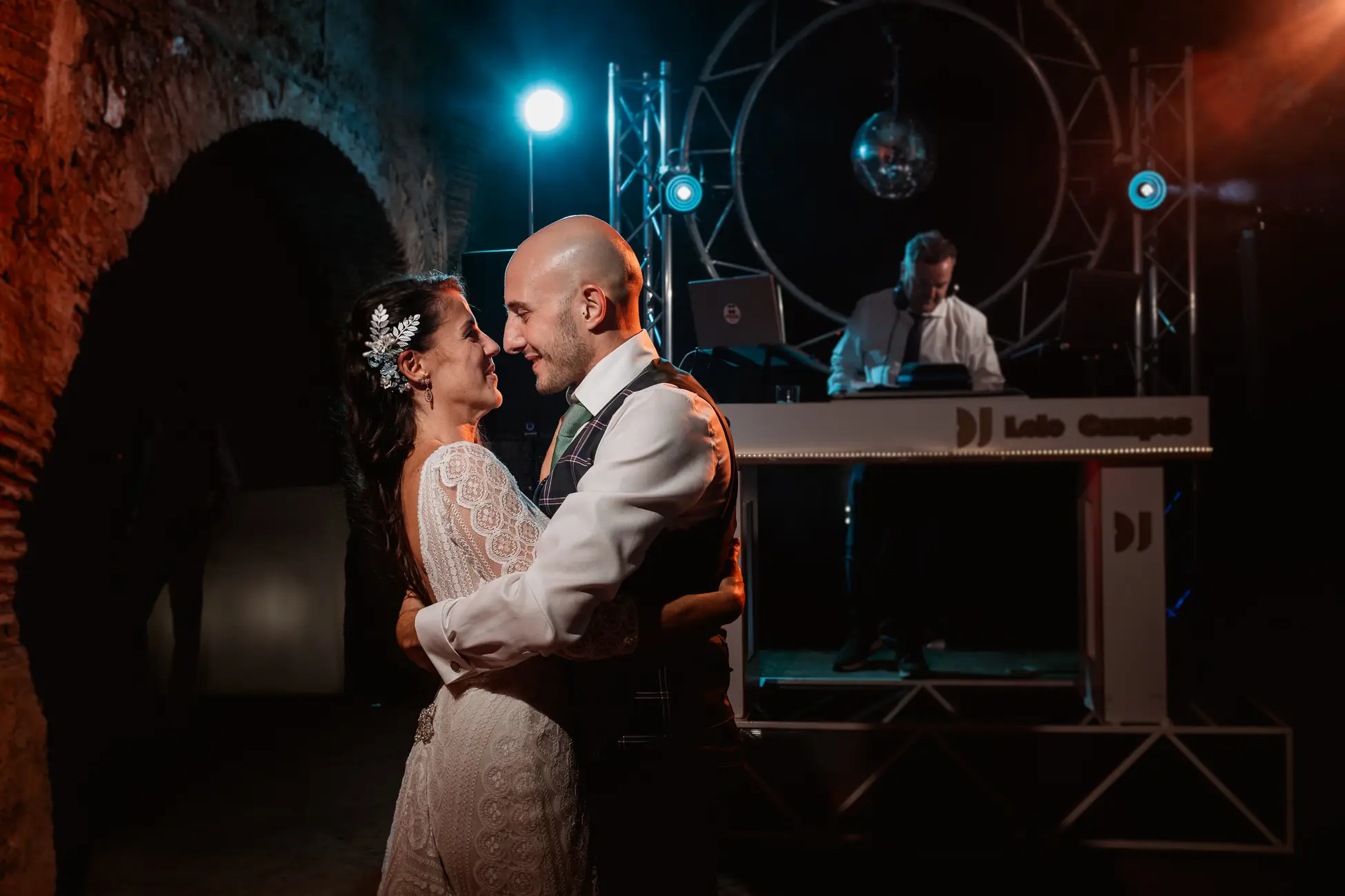 Los novios bailan abrazados junto al DJ, en el Lavadero de Lanas (Mérida)