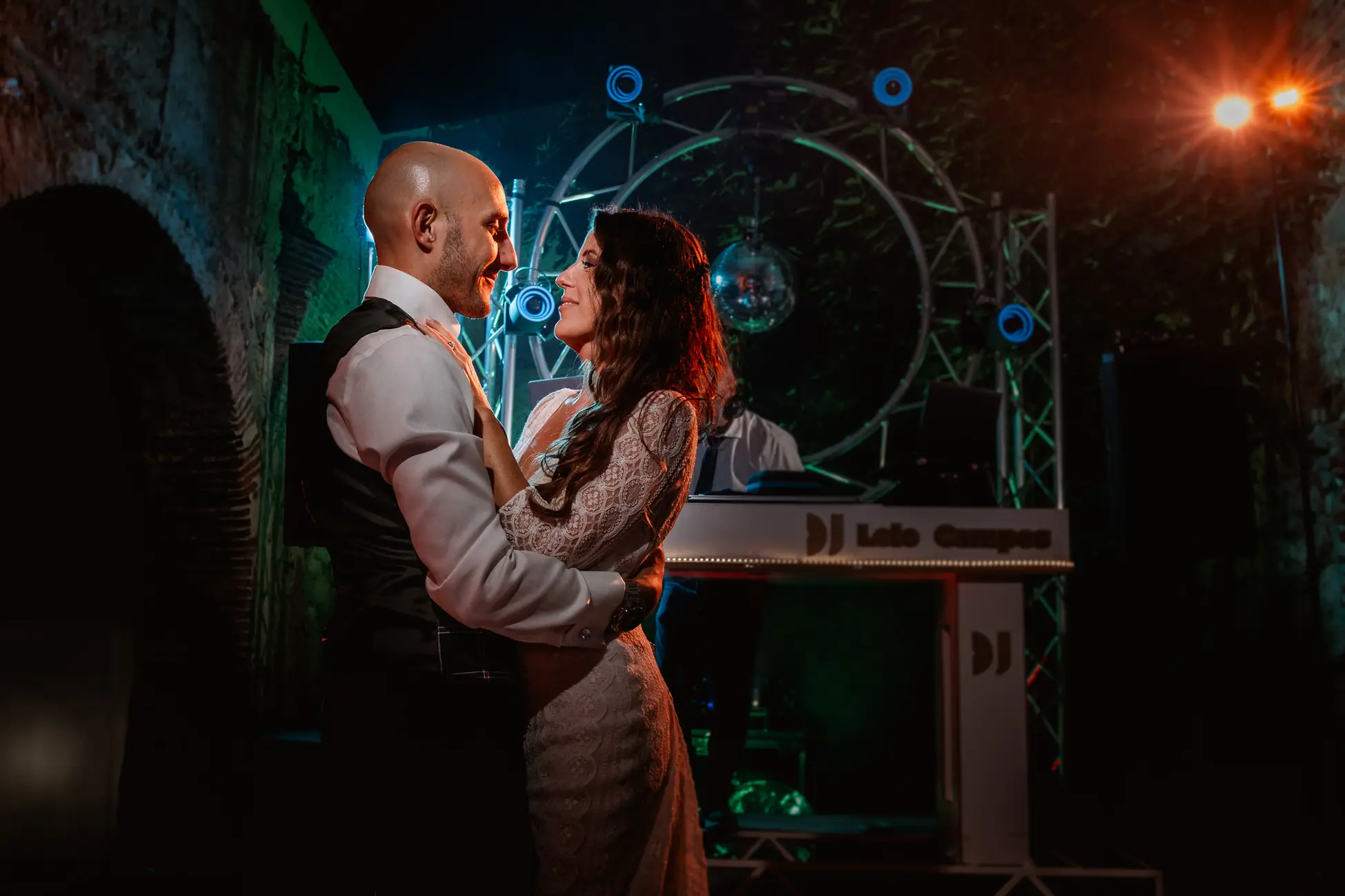 Los novios bailan bajo los arcos de piedra, en el Lavadero de Lanas (Mérida)