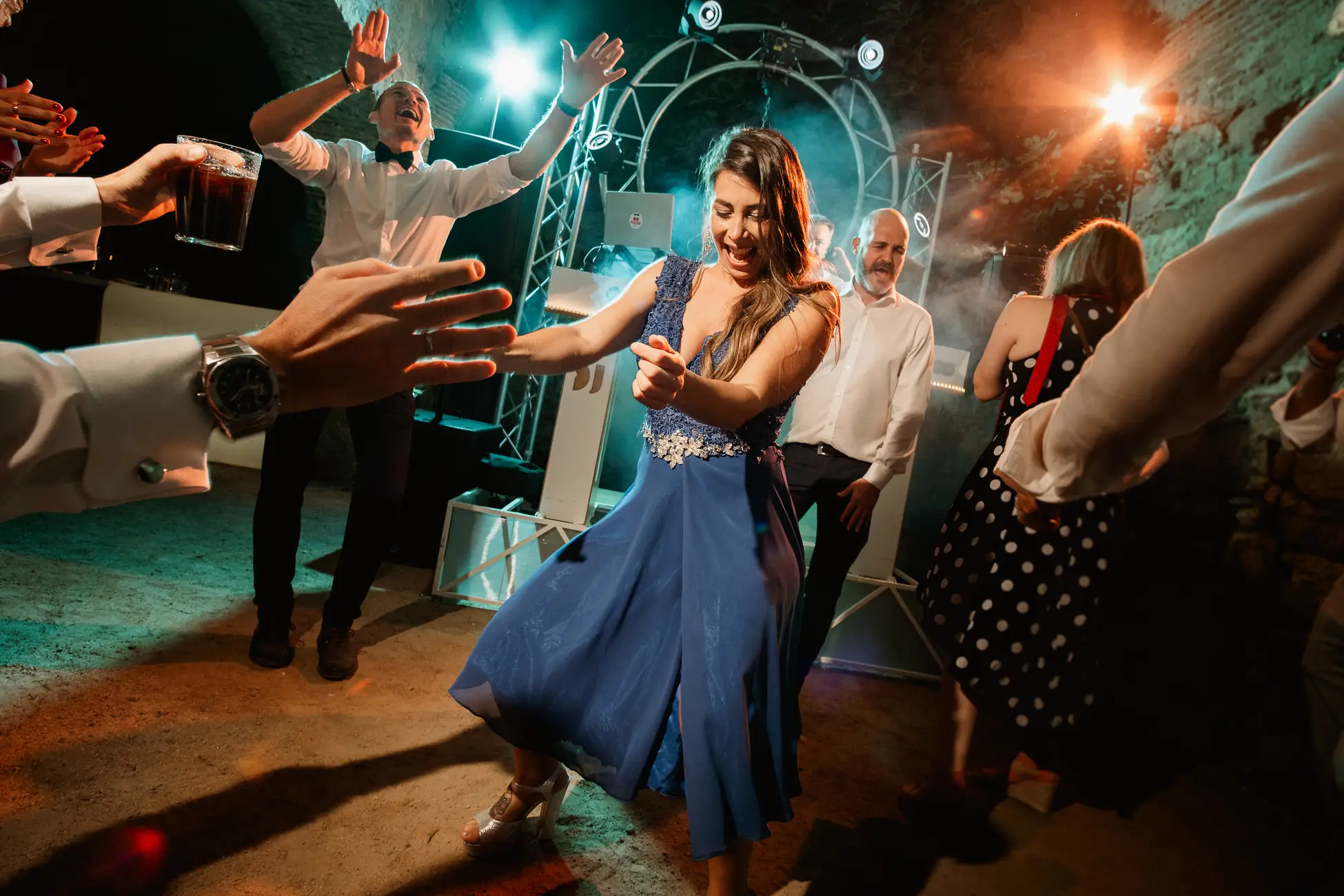 Una invitada baila con falda de vuelo, en el Lavadero de Lanas (Mérida)