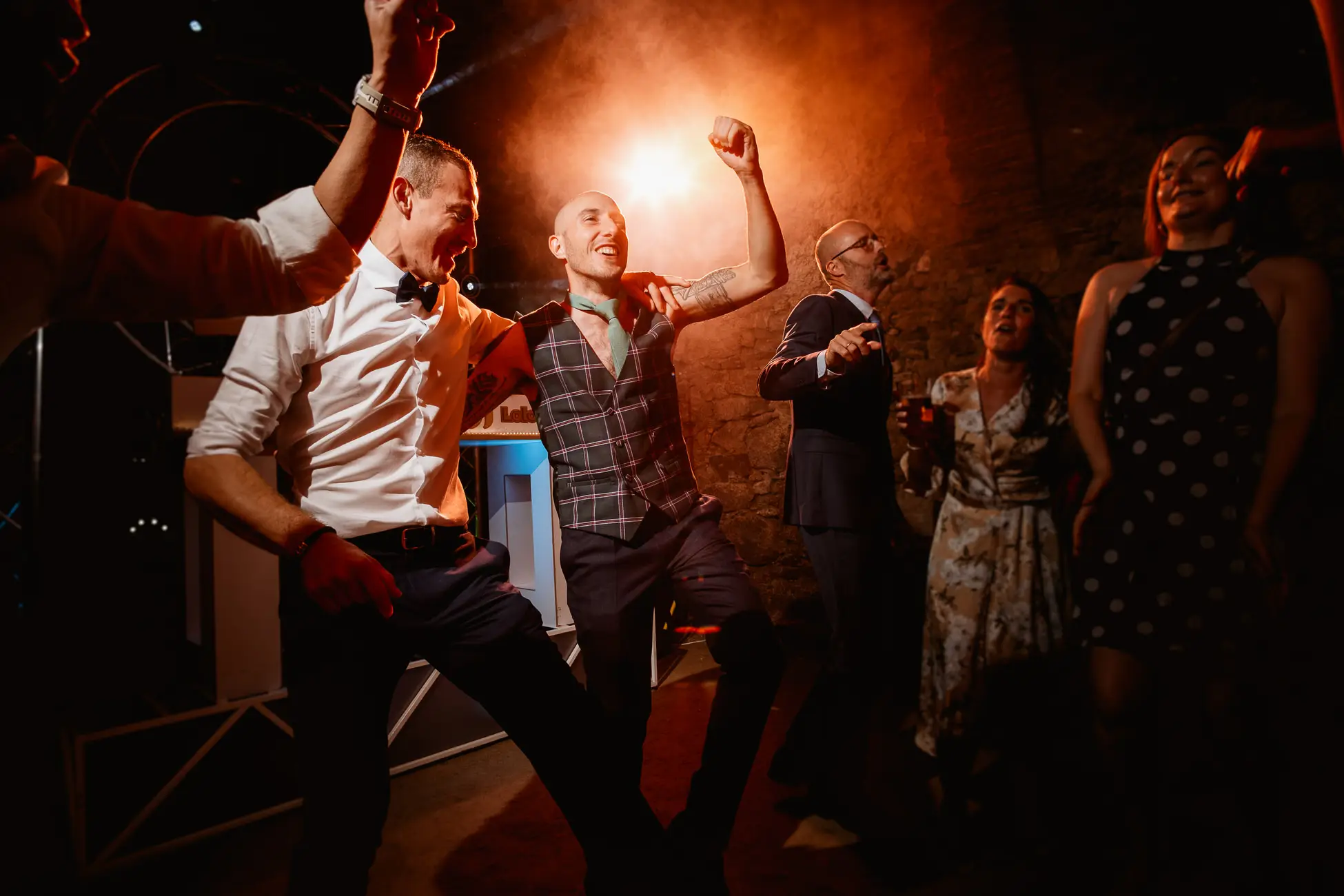 Invitados bailan en la fiesta, en el Lavadero de Lanas (Mérida)